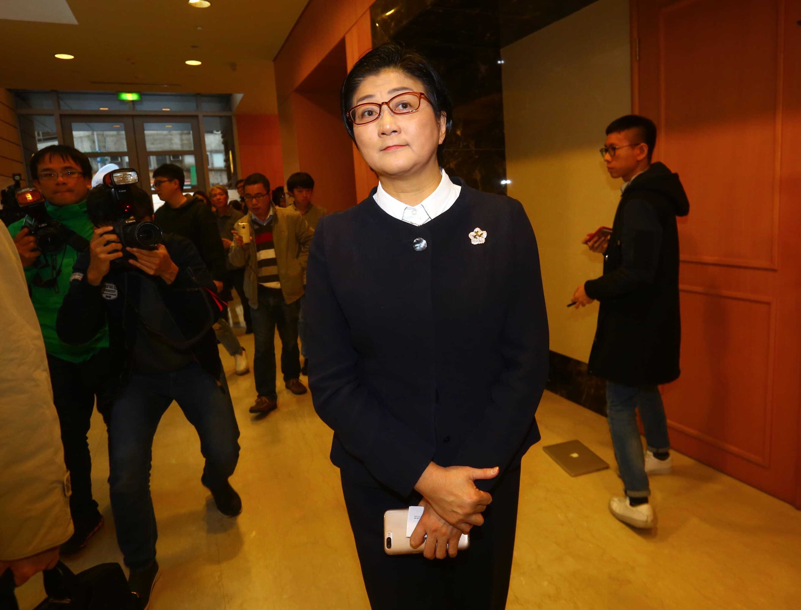 婦聯會內部由主委雷倩為首的鴿派,與支持辜嚴拒簽行政契約的鷹派連日來持續較勁。