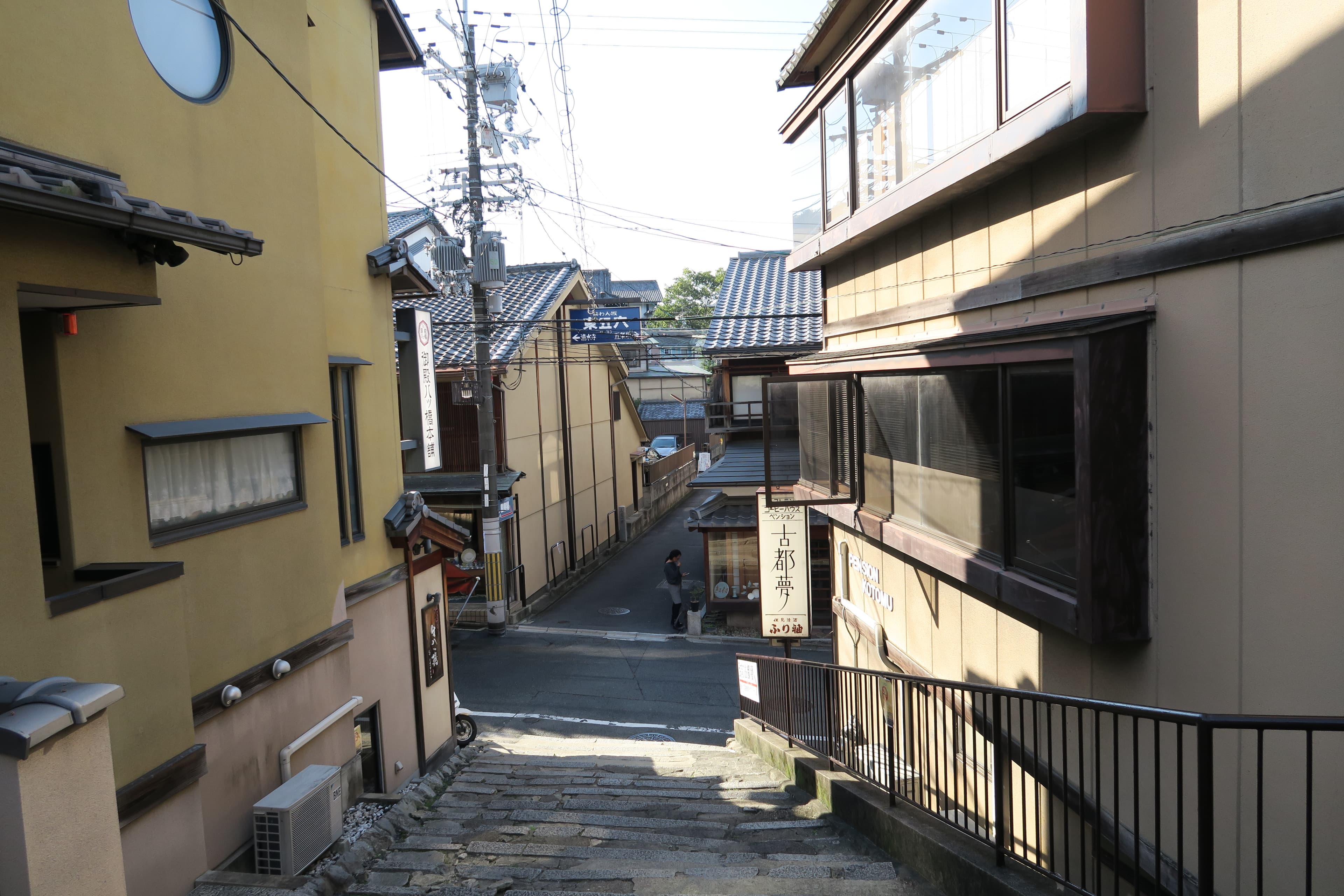 日本空屋率高達13.5%,估計到了2033年,平均每三戶就會有一戶是空屋。日本政府將大幅開放民宿資格,目的之一就是希望活用閒置房產。(東方IC)