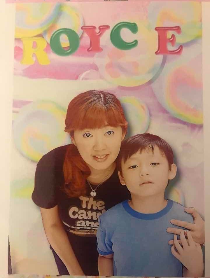 Royce的重度自閉症除了智力停滯不前,還有語言困難,身為重度自閉症兒的母親,倪詩蓓十幾年來從沒放下的一天。(翻攝自倪詩蓓微博)