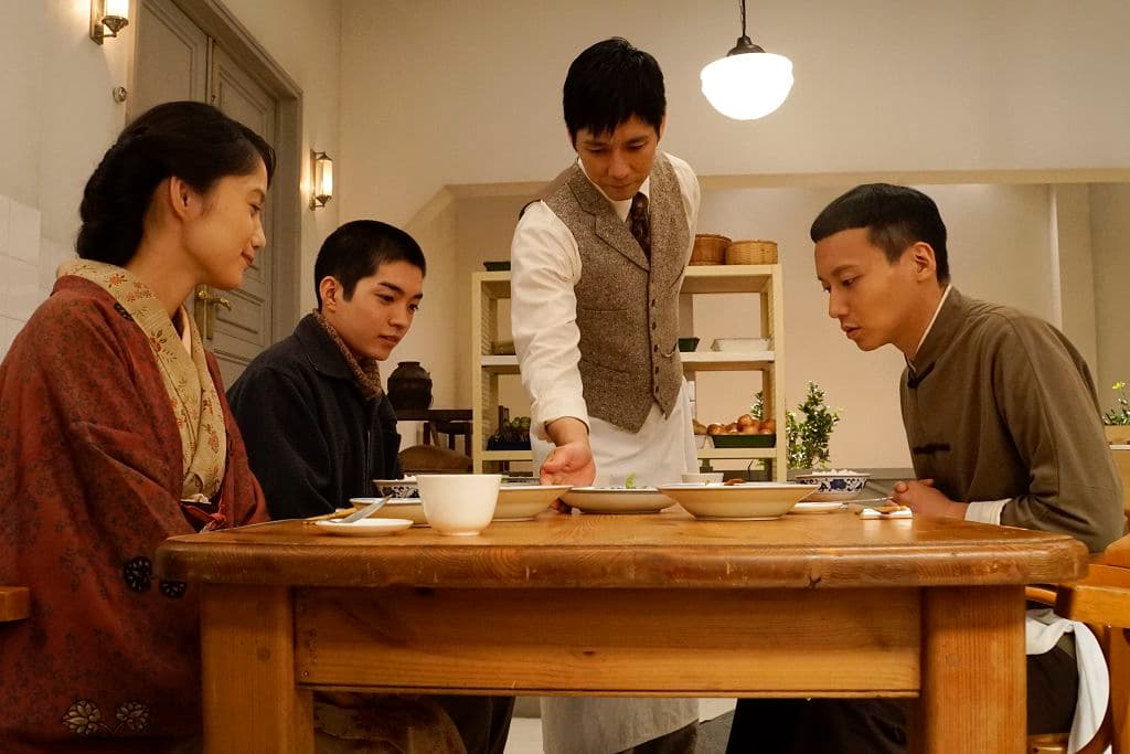 西島秀俊飾演的1930年代天才廚師擁有「麒麟之舌」,欲打造「讓全世界的人都感到幸福的料理」。(車庫娛樂提供)