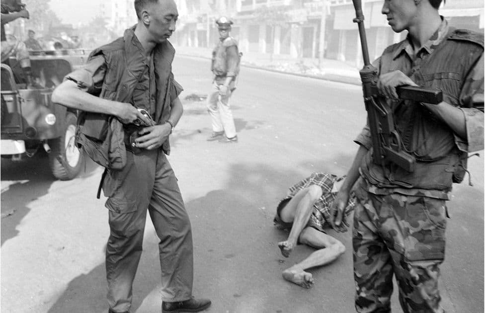 越共遭阮玉鸞槍決之後的照片。(網路截圖BBC/ AP/ Briscoe Center for American History)