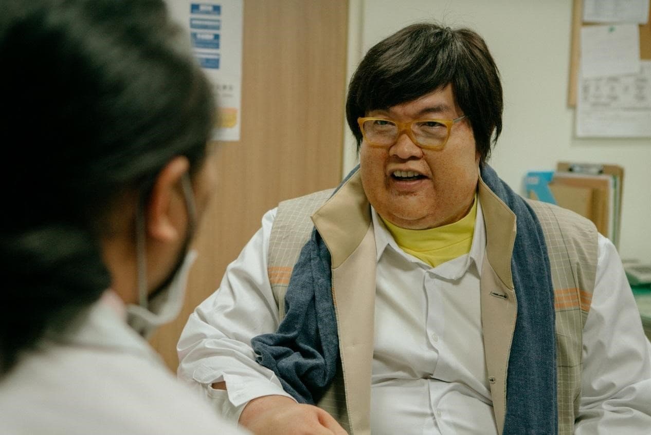 康康經過特殊化妝,在《花甲》電影中變身150公斤胖子。(氧氣電影提供)
