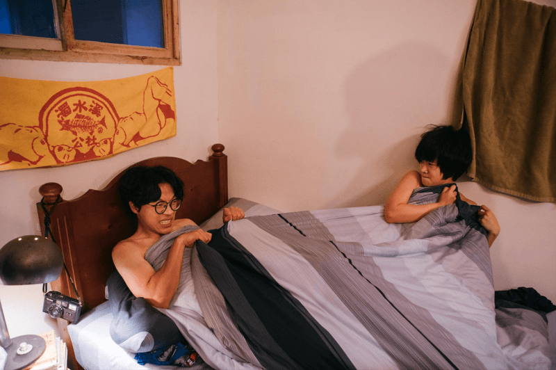 在電影裡,盧廣仲與嚴正嵐連床戲都是搞笑的。(氧氣電影提供)
