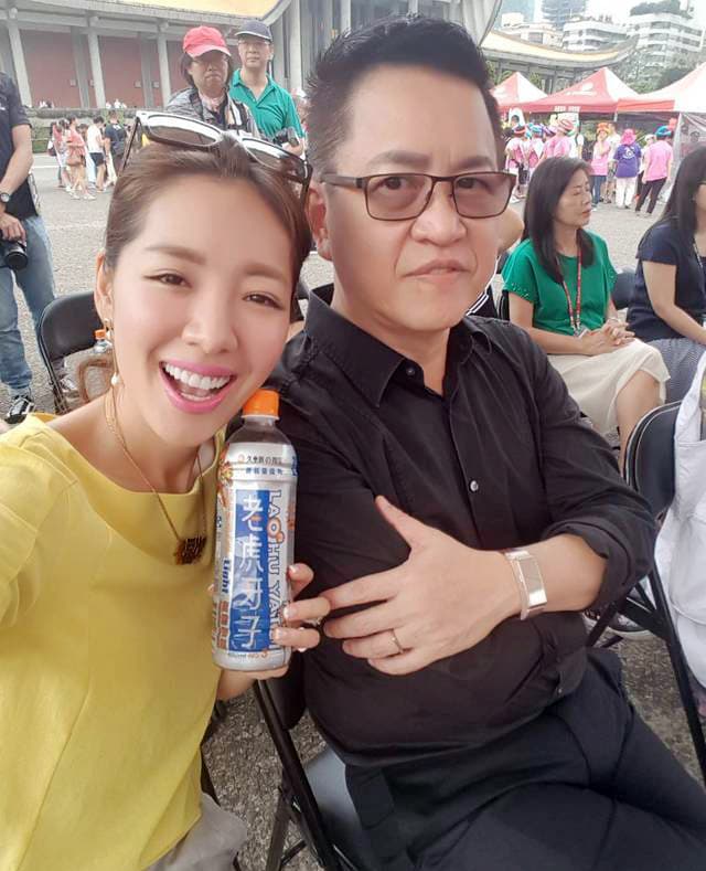 有著「美胸皇后」稱號的劉伊心(左),自身也是事業女強人。右為老虎牙子董事長林志隆。(劉伊心提供)