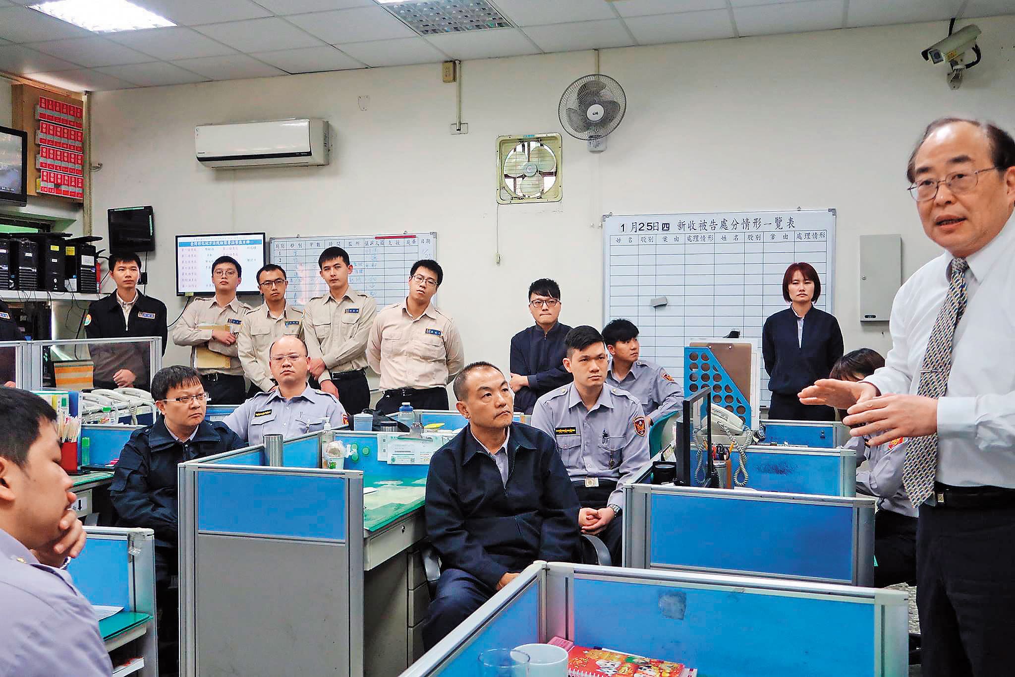 彰化地檢署檢察長黃玉垣(右1)戮力從公,這回如何因應院檢失和,備受矚目。(翻攝彰化地檢署臉書)