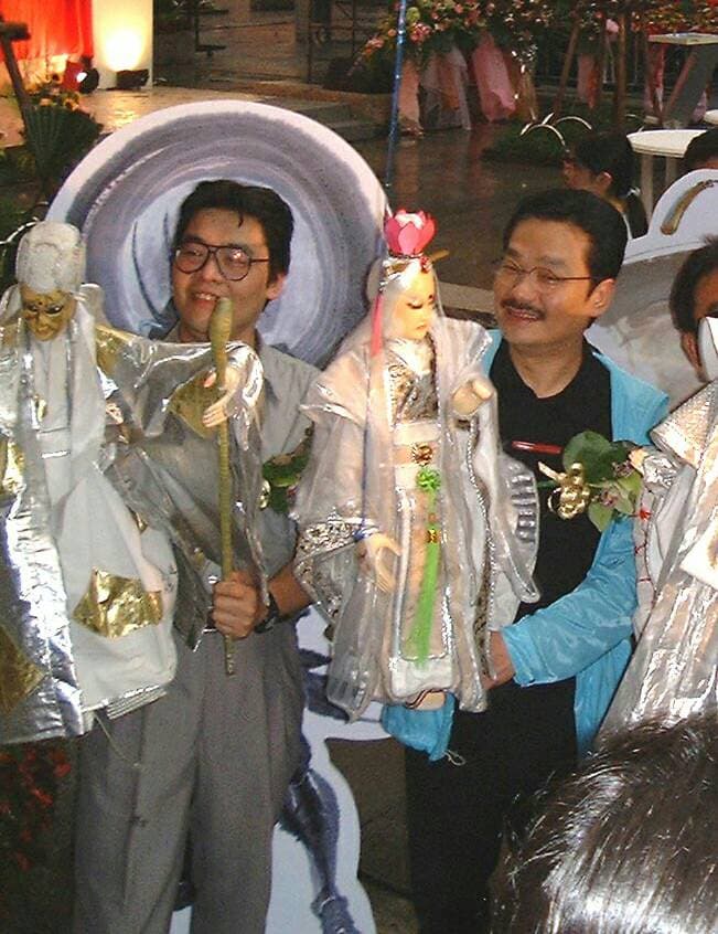 鄭問曾與香港漫畫家黃玉郎（右）合作，由黃玉郎監製，鄭問編繪，推出《漫畫大霹靂》。