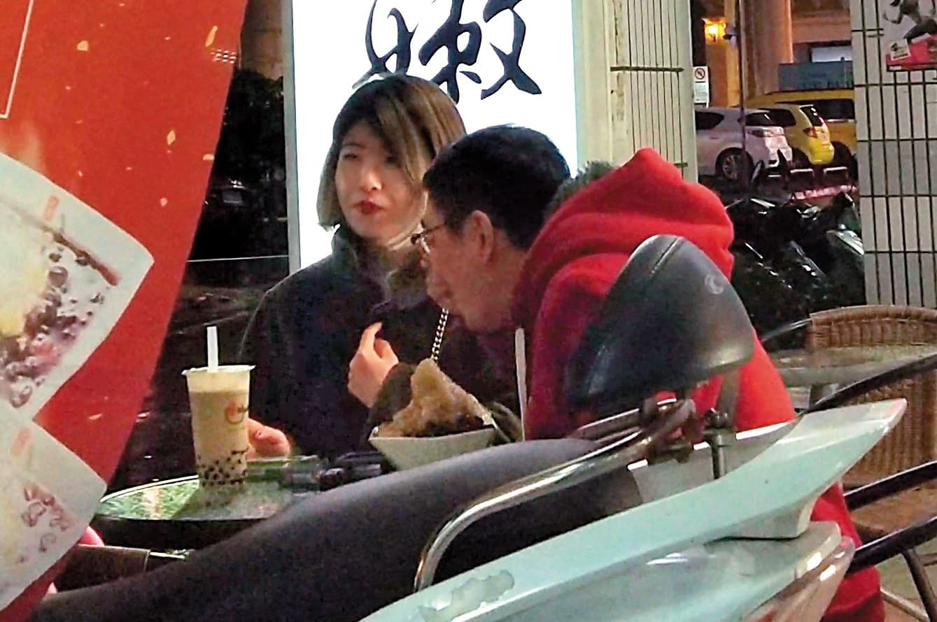1月29日,宋少卿被本刊直擊在路邊跟濃妝妹共享甜點。