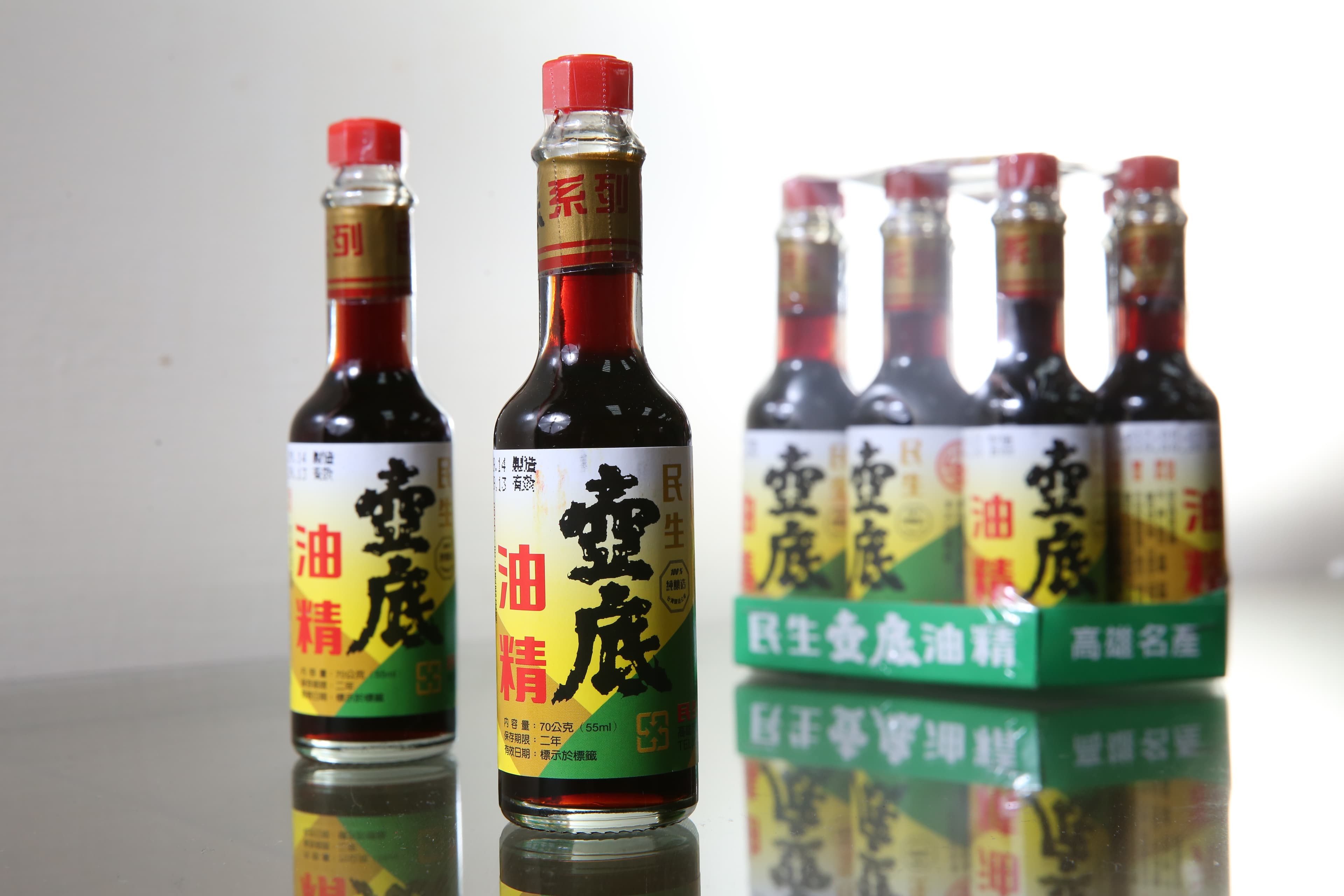 靠著四處到廟宇推廣免費的平安麵，比一般化學醬油價格高出20倍的民生壺底油精，終於打開市場。
