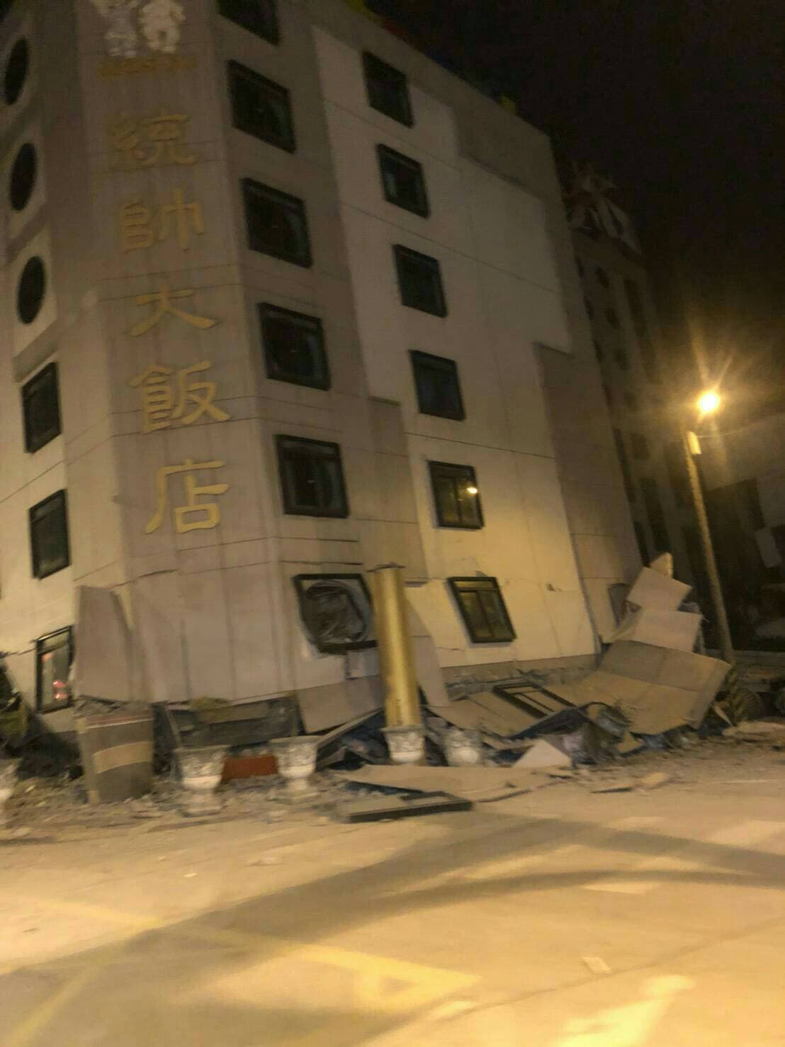 花蓮統帥飯店倒塌。(翻攝自網路)