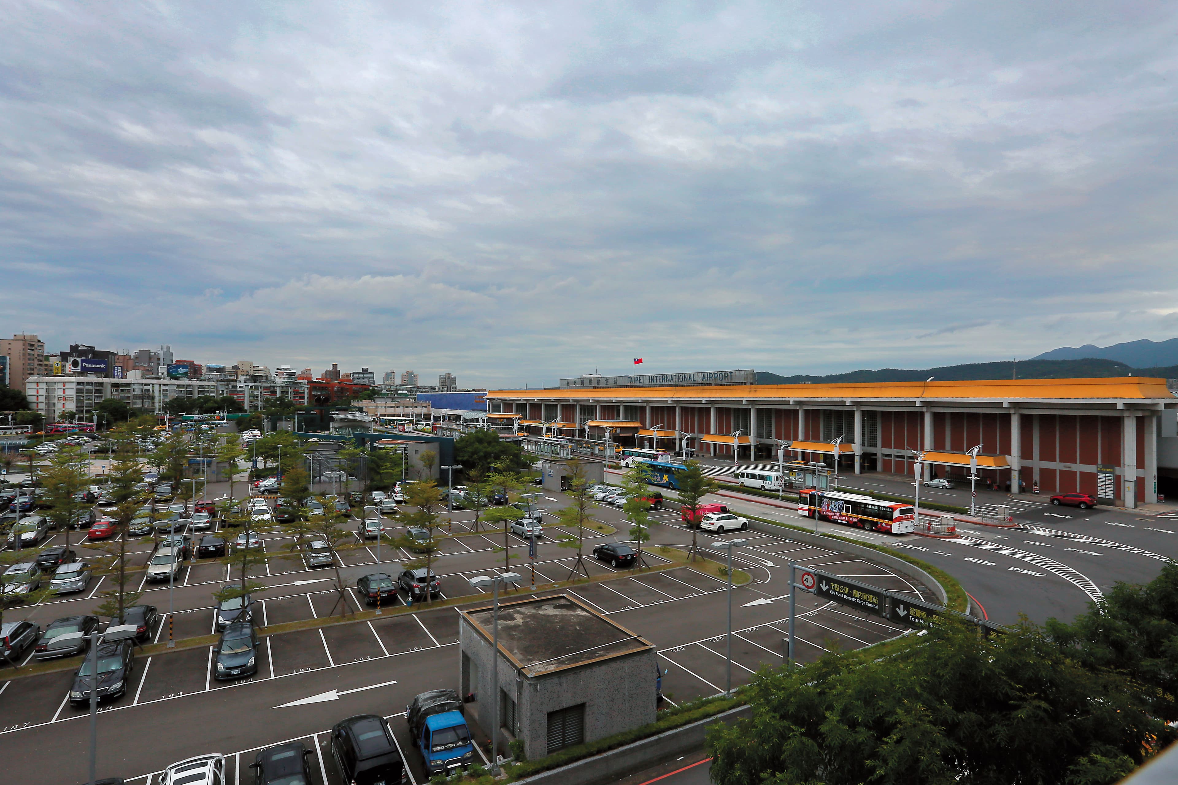 開車到機場周邊停車,費用不低,一天數百元跑不掉,也是出國旅遊的一筆費用。