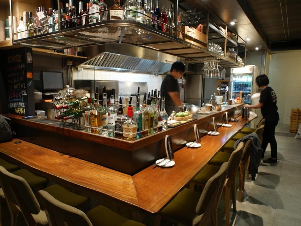 張震嶽花蓮市博愛街開設小酒館「Komod'z 谷慕滋」，餐廳內的玻璃器皿震破。（翻攝自張震嶽臉書）