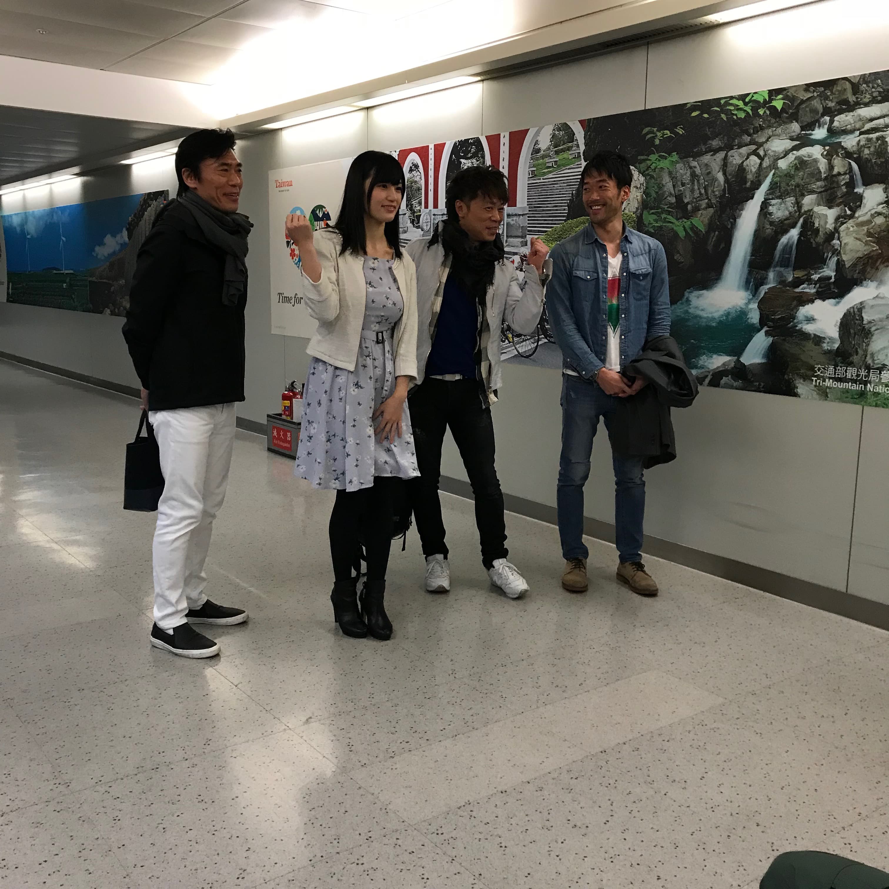 高橋聖子（左二）與三名男優一同訪台，左起大島丈、田淵正浩與鮫島。（主辦提供）