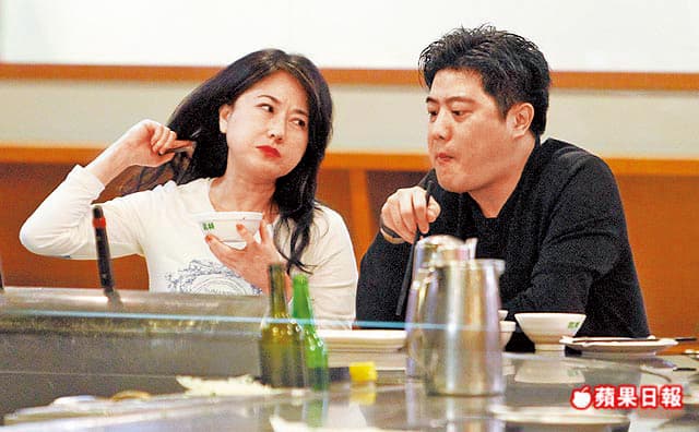戈偉如曾被媒體直擊與外型酷似王建民的高壯男友約會用餐。（翻攝自《蘋果日報》）