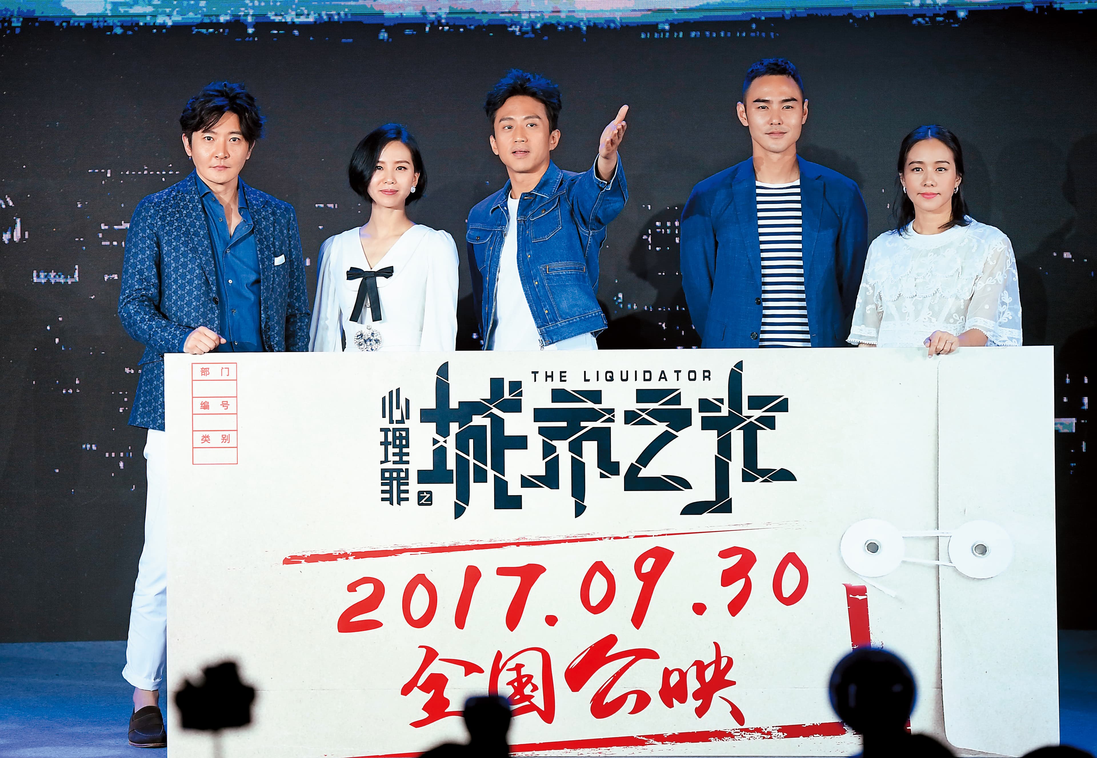樂當媽媽的林嘉欣（右一），去年拍電影《心理罪之城市之光》，並未占用太多家庭時間。（東方IC）