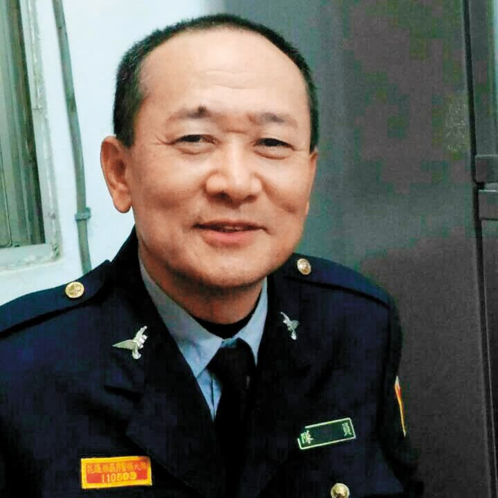64歲的江振昌是漂亮旅店夜班櫃台,被發現時仍死守崗位。(翻攝網路)