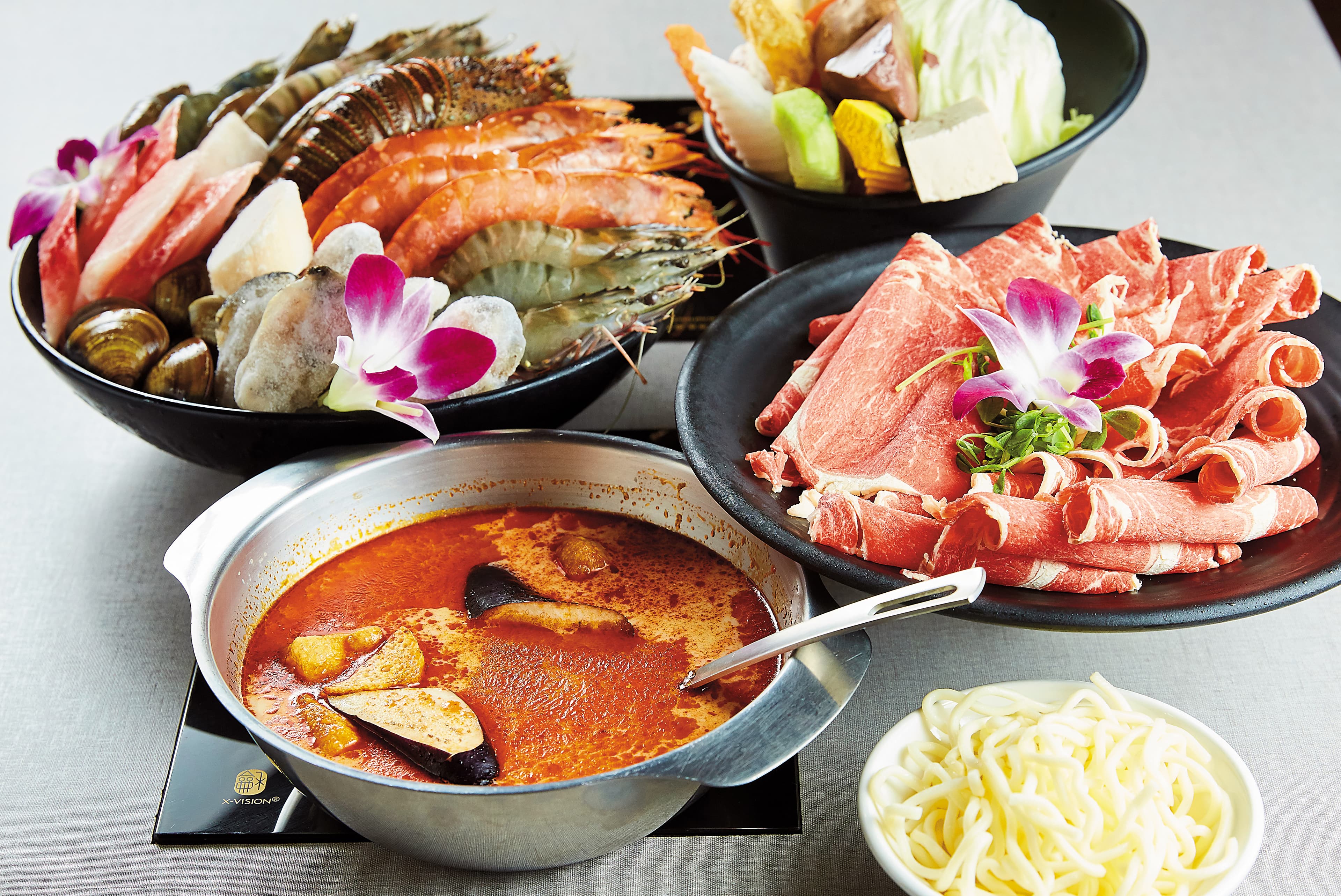 火鍋店的本地黄牛(NT$790)及雙人豪華龍蝦综合海鲜拼盤(NT$2,299),食材澎湃,讓2人眼睛為之一亮。