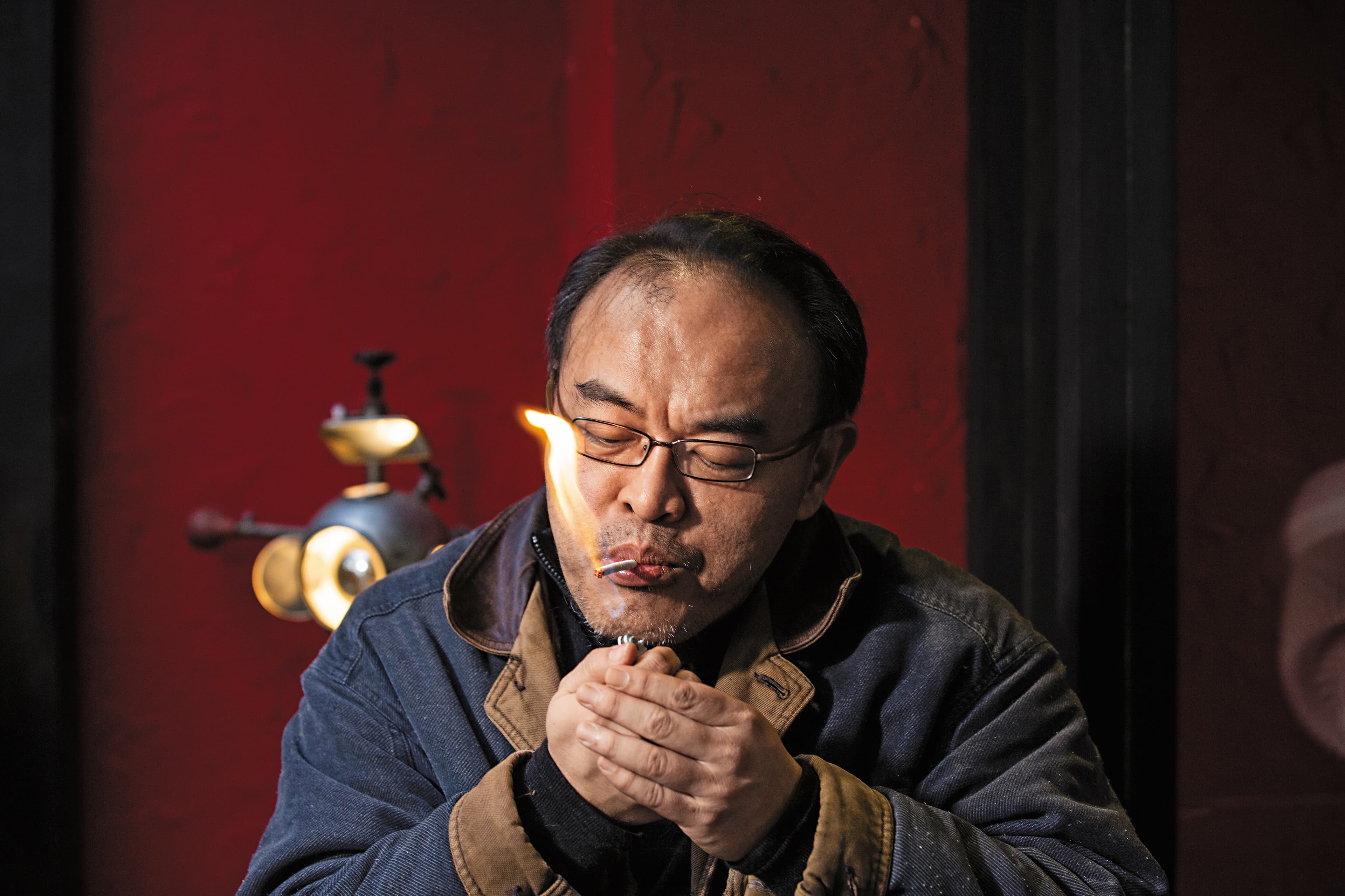 駱以軍總是坐在戶外咖啡座寫稿,也有專屬位置。他為了抽菸,就算寒流也不進室內。