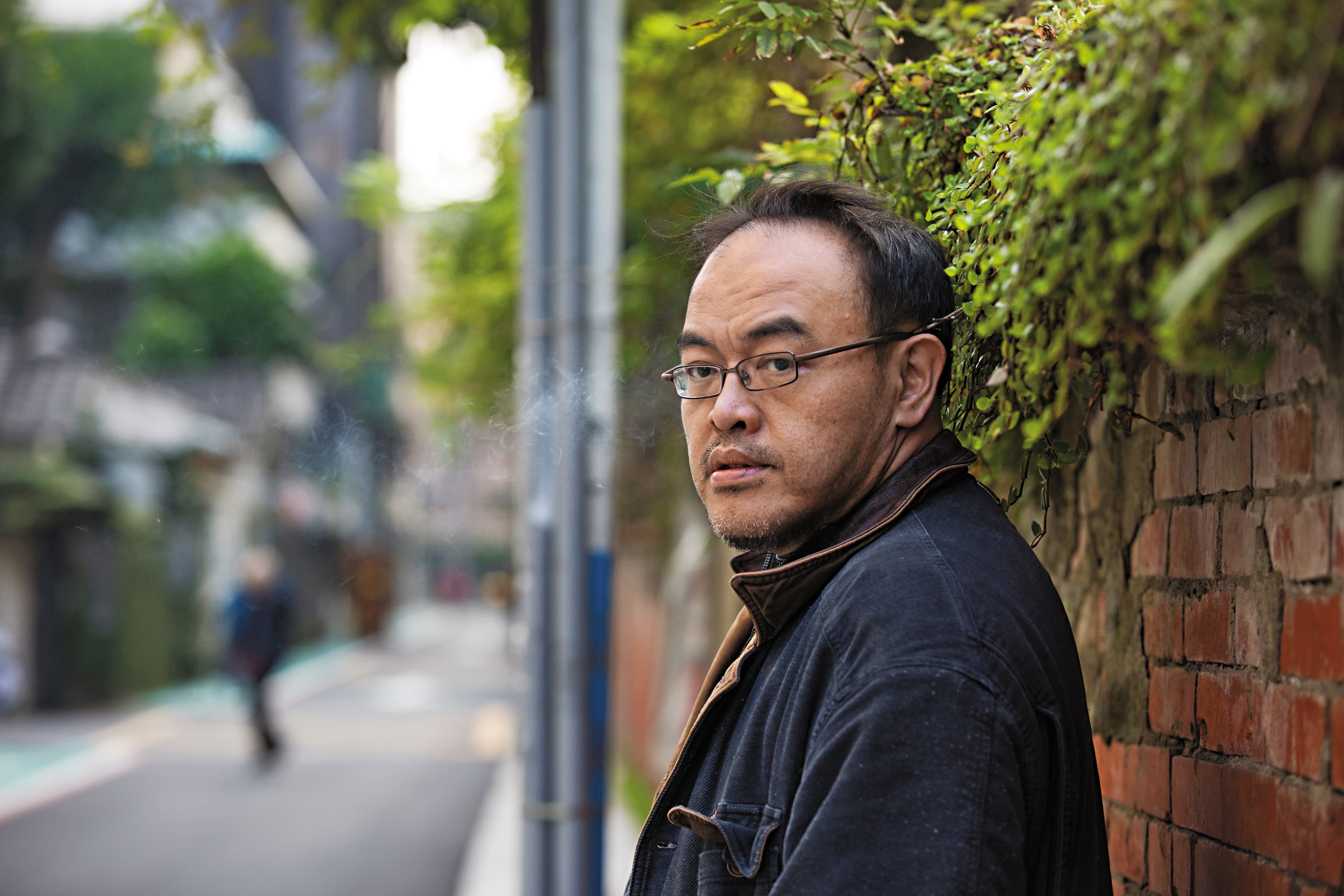 駱以軍走到住家附近巷弄,說前方某個旅館,也是他寫作閉關的地方,有時遇到熟人,只好忍住不叫、裝作互不相識。