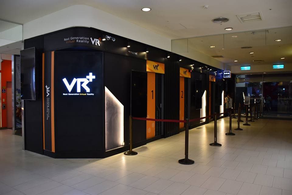 VR+ 台北信義威秀店目前有經典的⟪屍獄末日：屍痕遍野⟫與全年齡向的《野人戰爭》 2 款射擊遊戲。（ VR+ 提供）