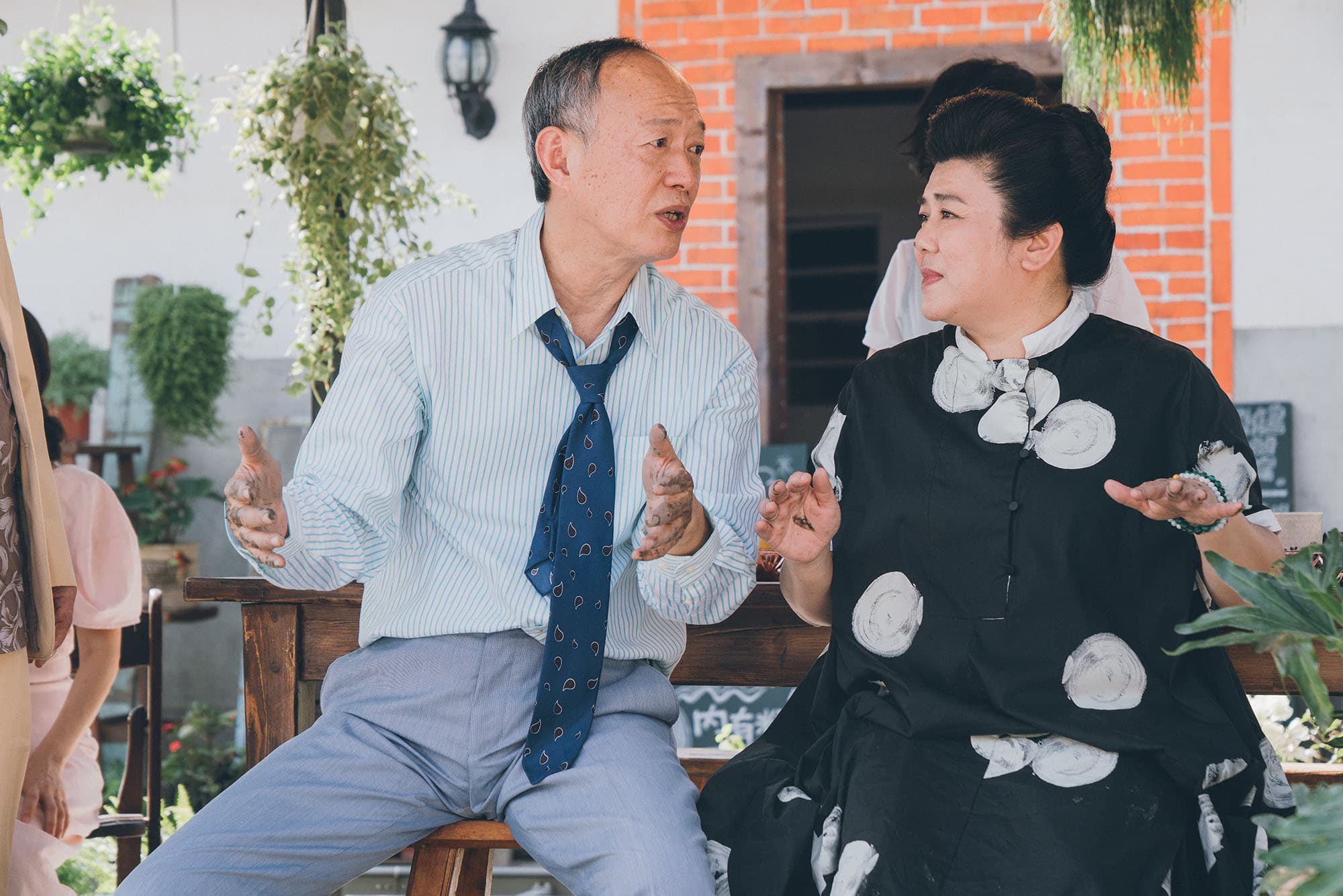 《花甲大人轉男孩》中,阿瑋的爸媽由金士傑與林美秀飾演,與瞿友寧家一樣是外省爸爸與本省媽媽的結合。(氧氣電影提供)