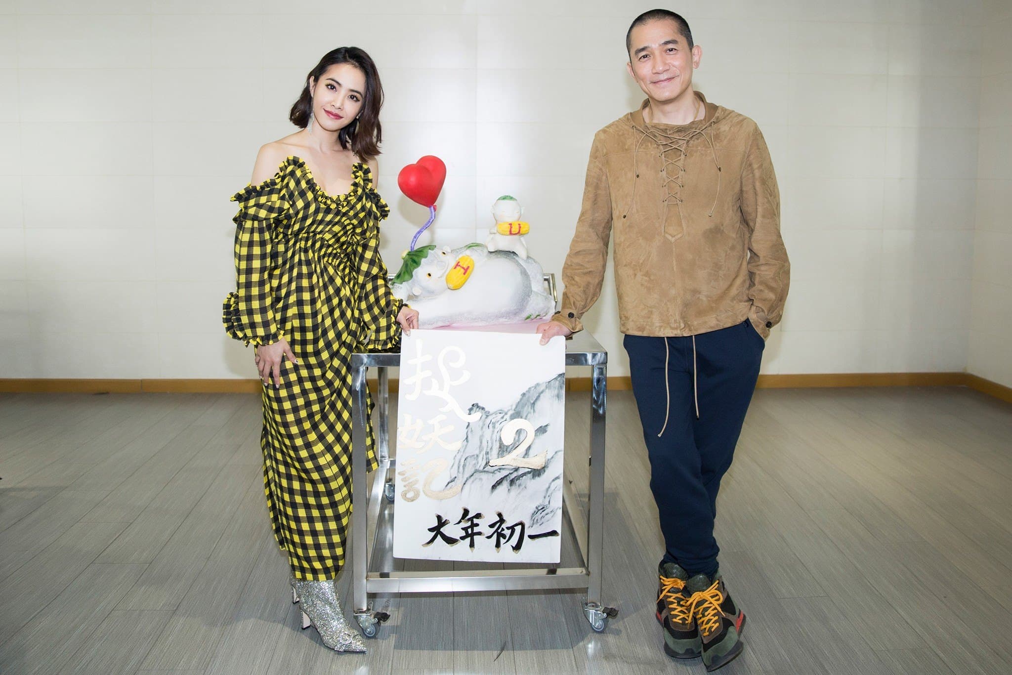 蔡依林主唱電影《捉妖記2》主題曲,與梁朝偉合影。(翻攝蔡依林臉書)