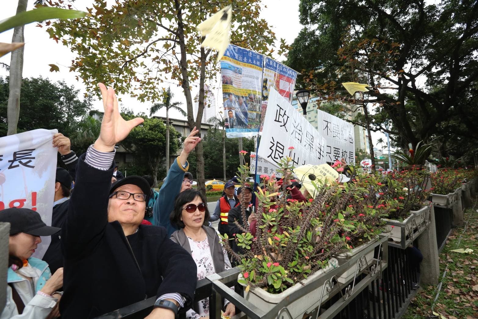 台大師生不滿教育部不核定新校長,憤怒民眾將印有傅鐘的紙飛機射向教育部表達抗議。
