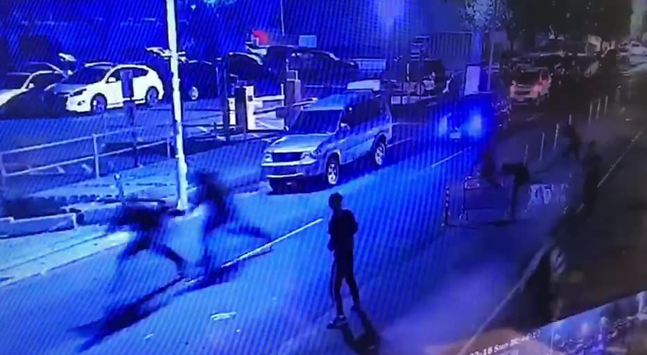 一群人圍毆帶著女友看電影的蔡男，蔡男掏出預藏手槍連開2槍，嚇得堵人的四處逃竄。（警方提供）