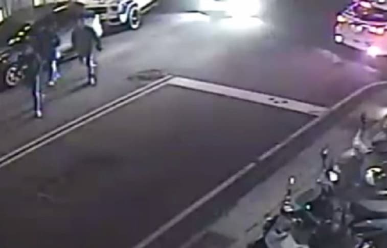 監視器畫面拍到嫌犯準備前往交易。(警方提供)