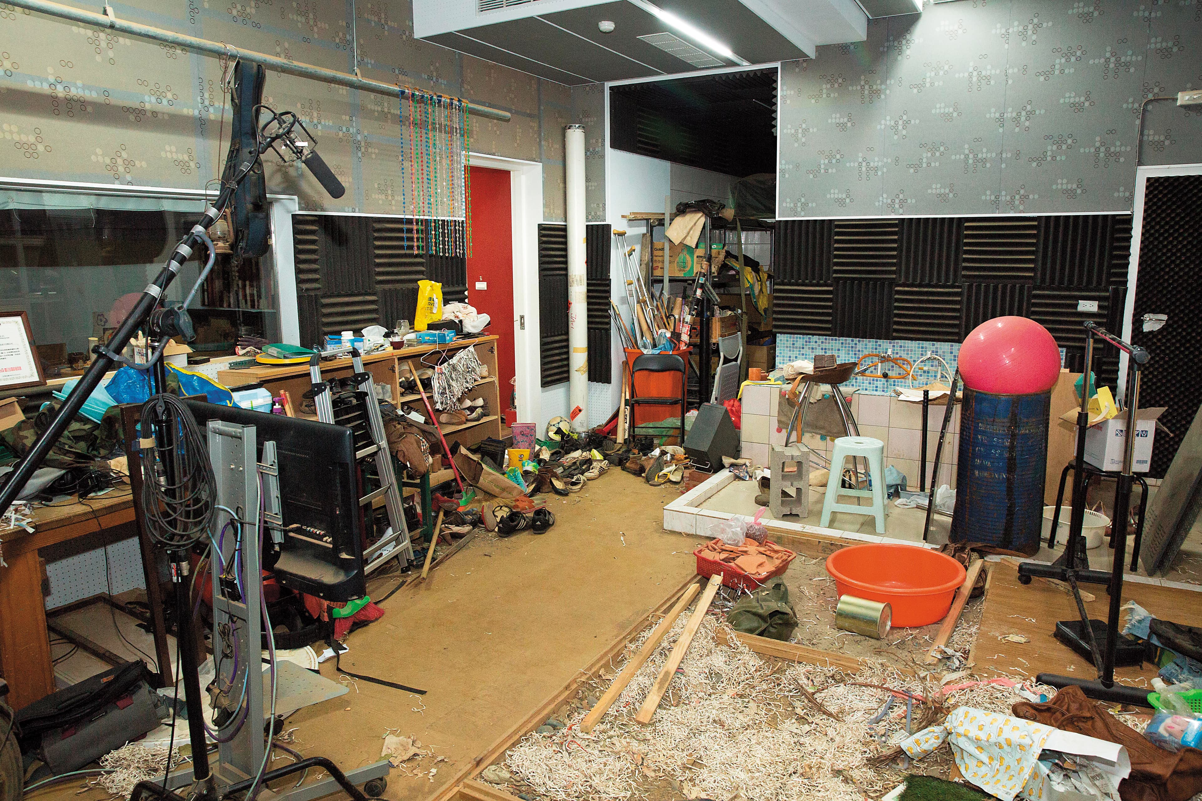 製作Foley(擬音)的工作室擺放各種聲音道具。