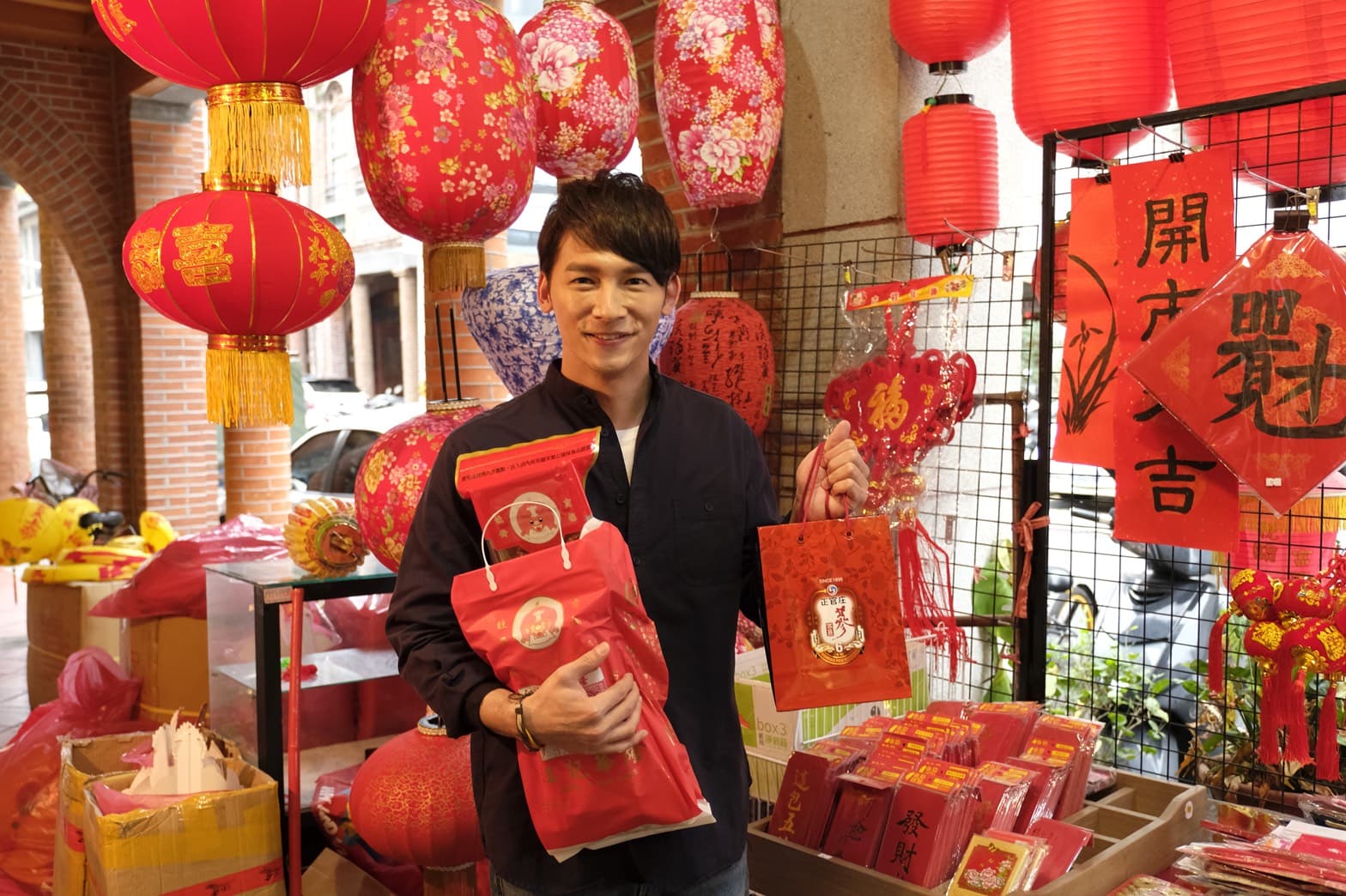 溫昇豪工作過40歲生日,收到大稻埕附近商家送的生日禮物。(青睞影視提供)