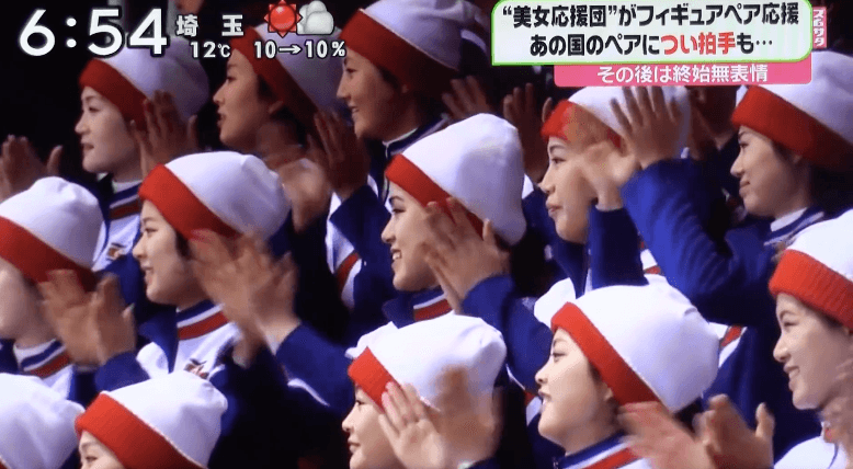 北韓選手登場時,正妹啦啦隊群起激昂鼓掌加油。(翻攝自ヨム ヨムYouTube)