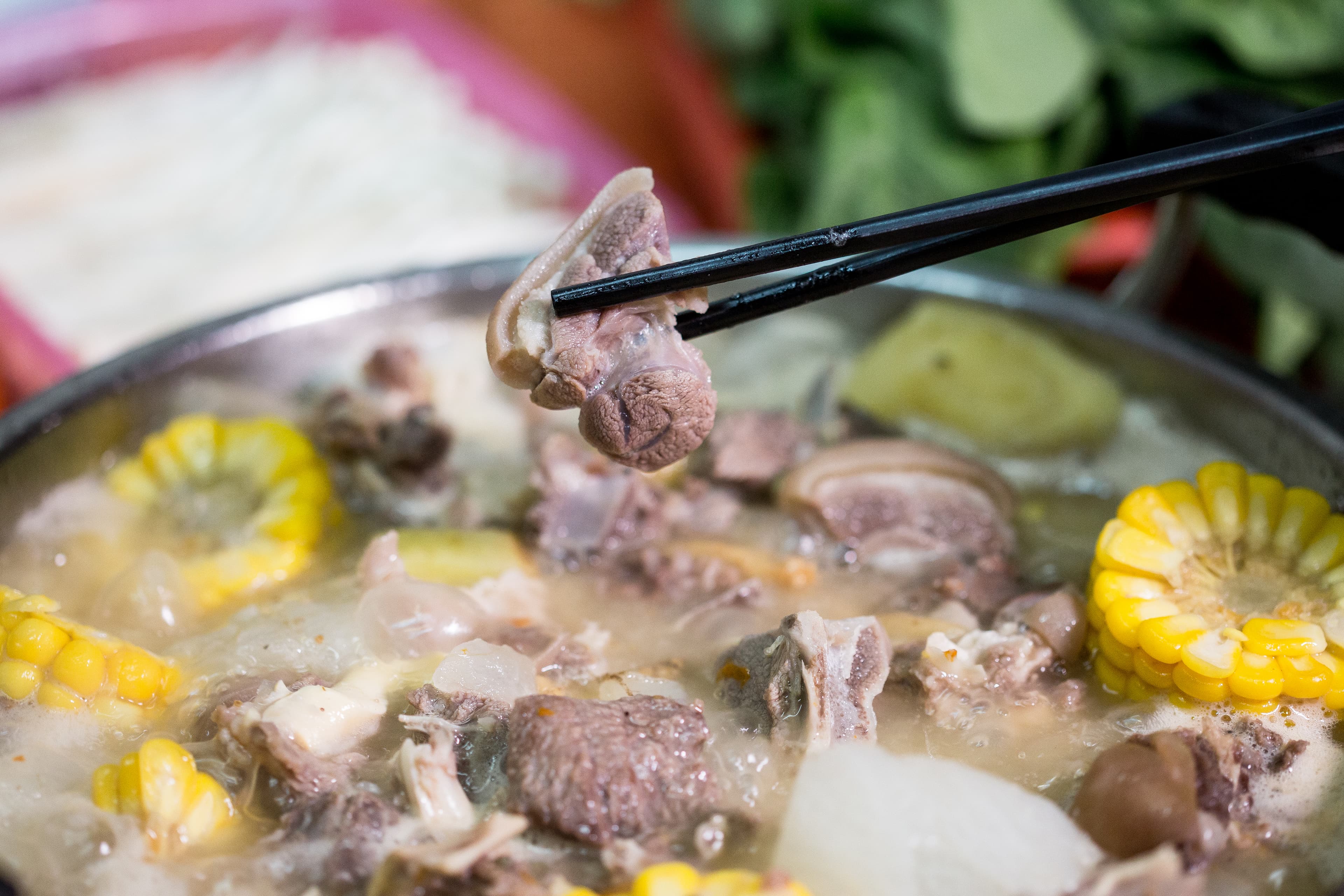 鑫鑫海南羊莊的新鮮現宰的帶皮羊肉,是陳本源推薦的必點菜色。