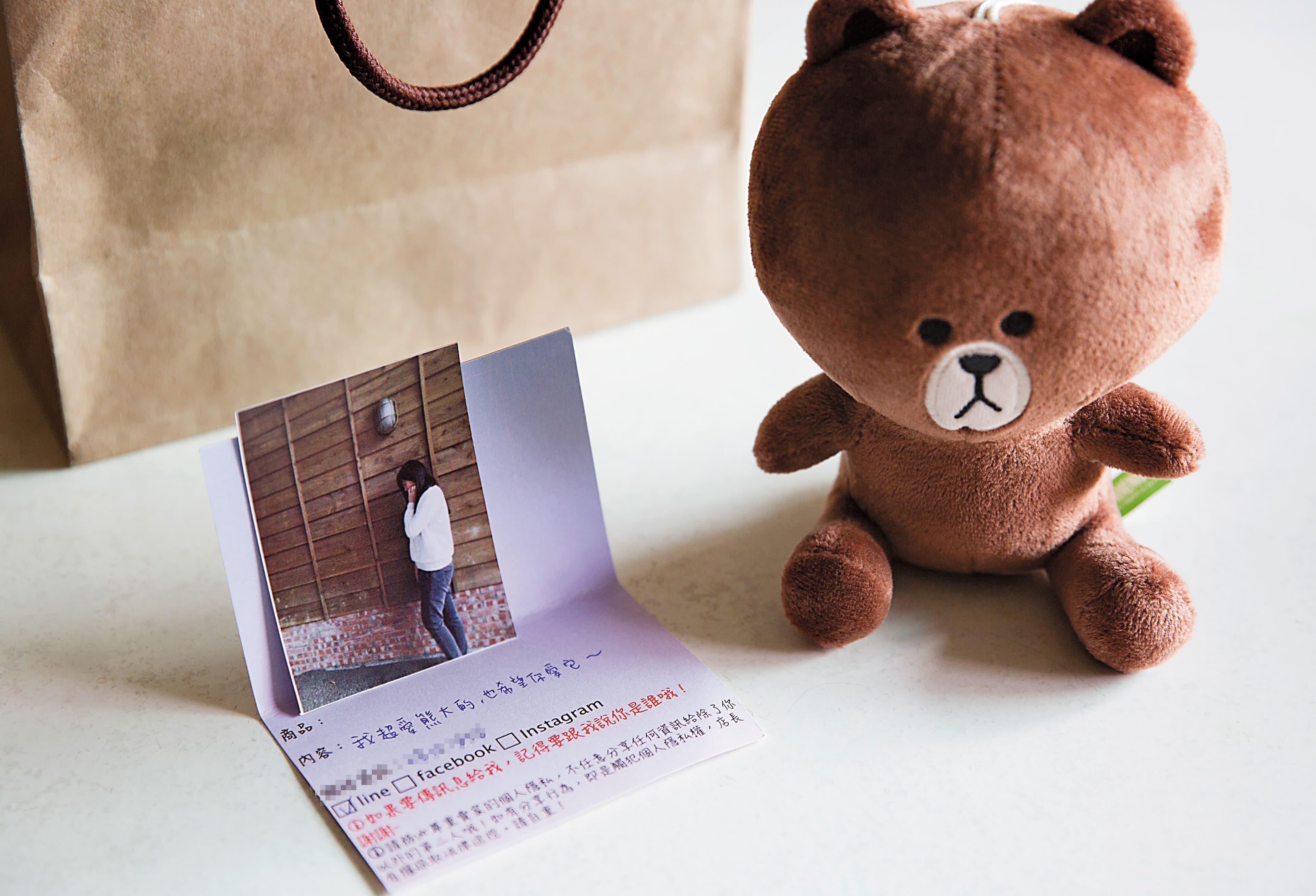 一張卡片寫著賣家Line的ID,以及幾十元的小熊,售價590元。