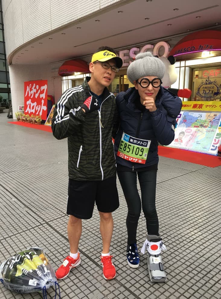 賈永婕(右)與老公赴東京參加馬拉松。(翻攝自賈永婕臉書)