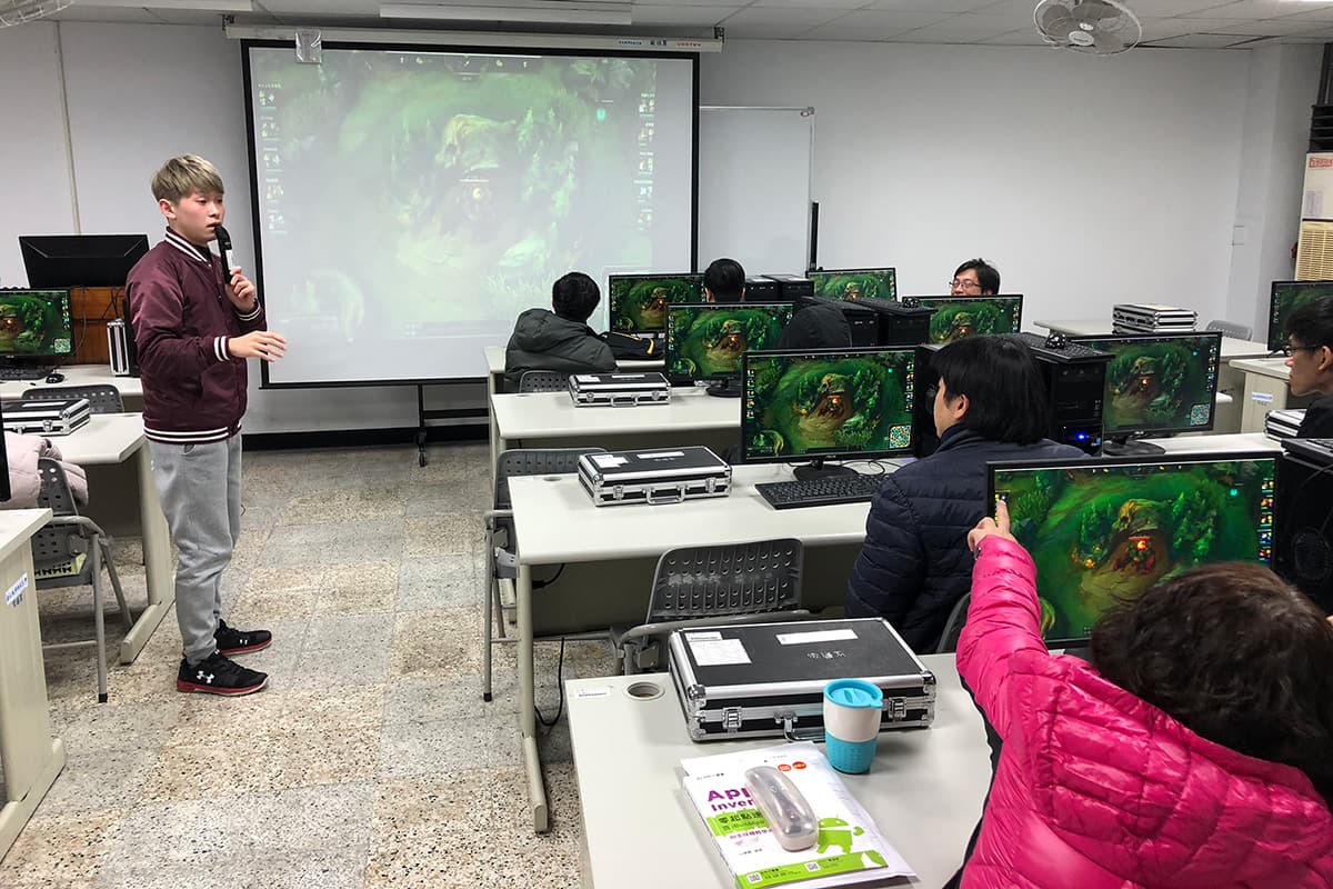 熟悉電競產業的師資不足,中華民國電子競技運動協會在各院校開設相關研習課程,協助教師開發第二專長。(照片提供:中華民國電子競技運動協會)