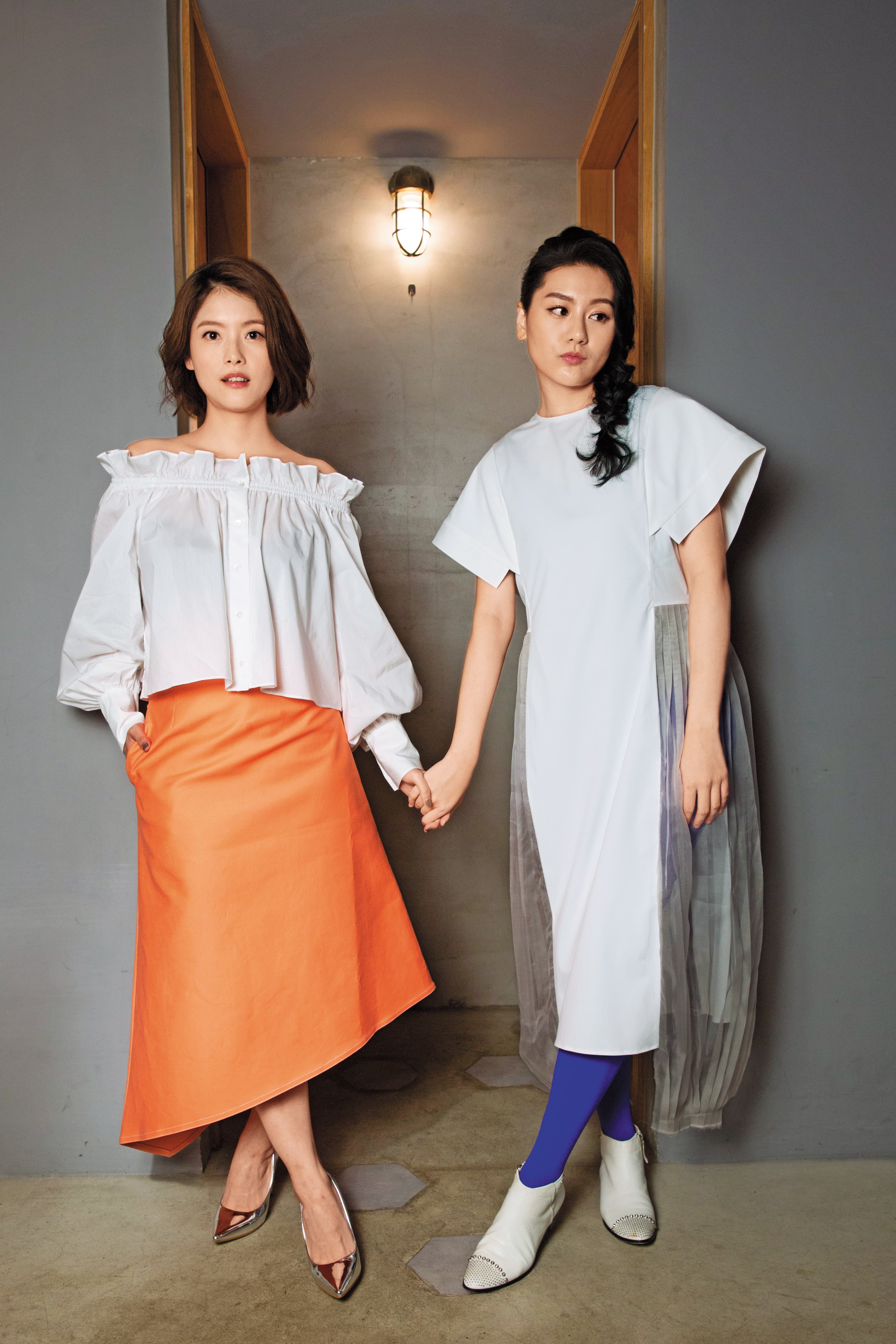 在舞台劇《偽婚男女》中,王樂妍(左)與小蠻(右)扮演一對同志情侶。