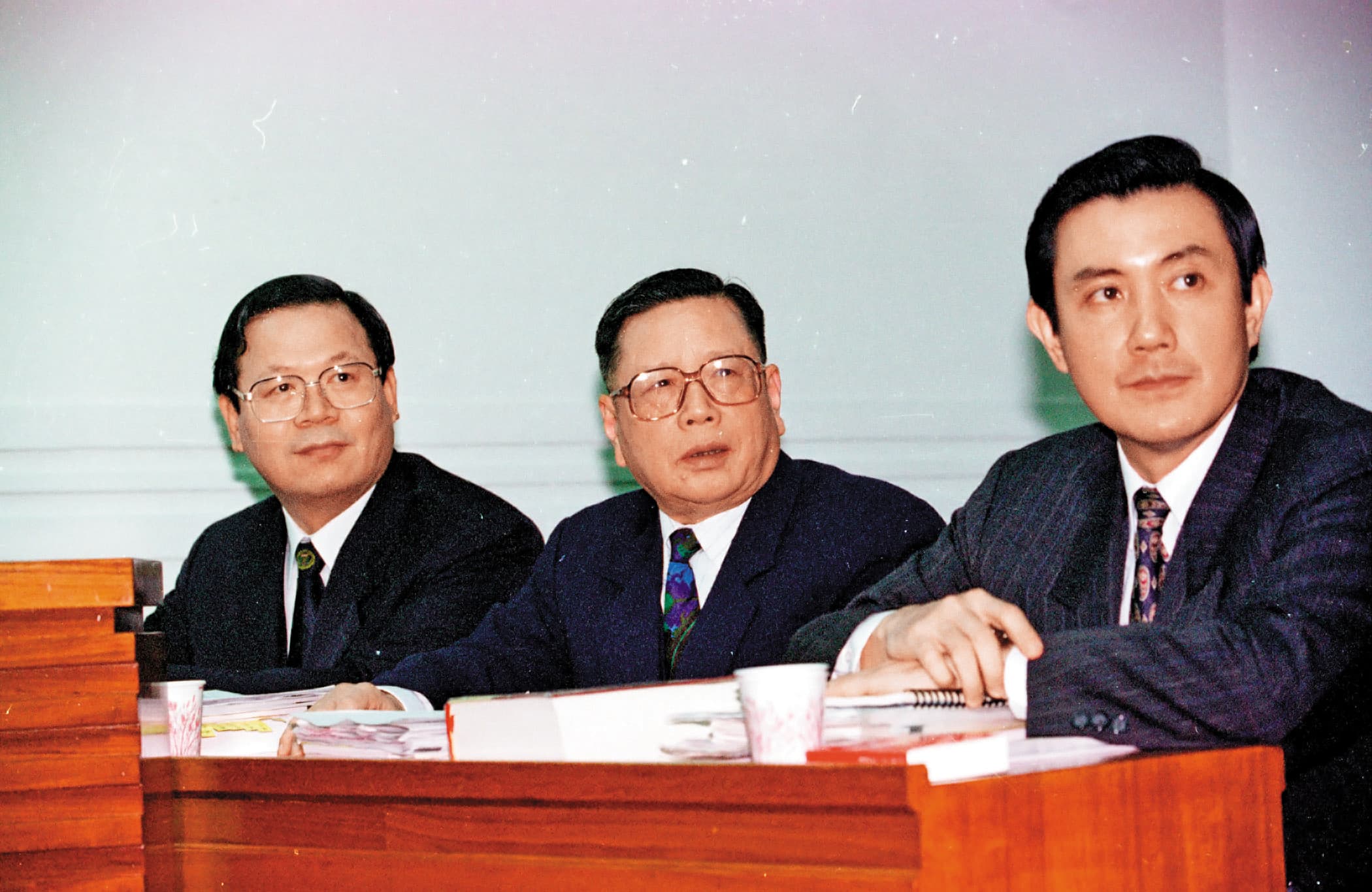 1996年,前檢察總長陳涵(中)曾與時任法務部長的馬英九(右)、調查局長的廖正豪(左),一起列席立法院備詢。(中央社)