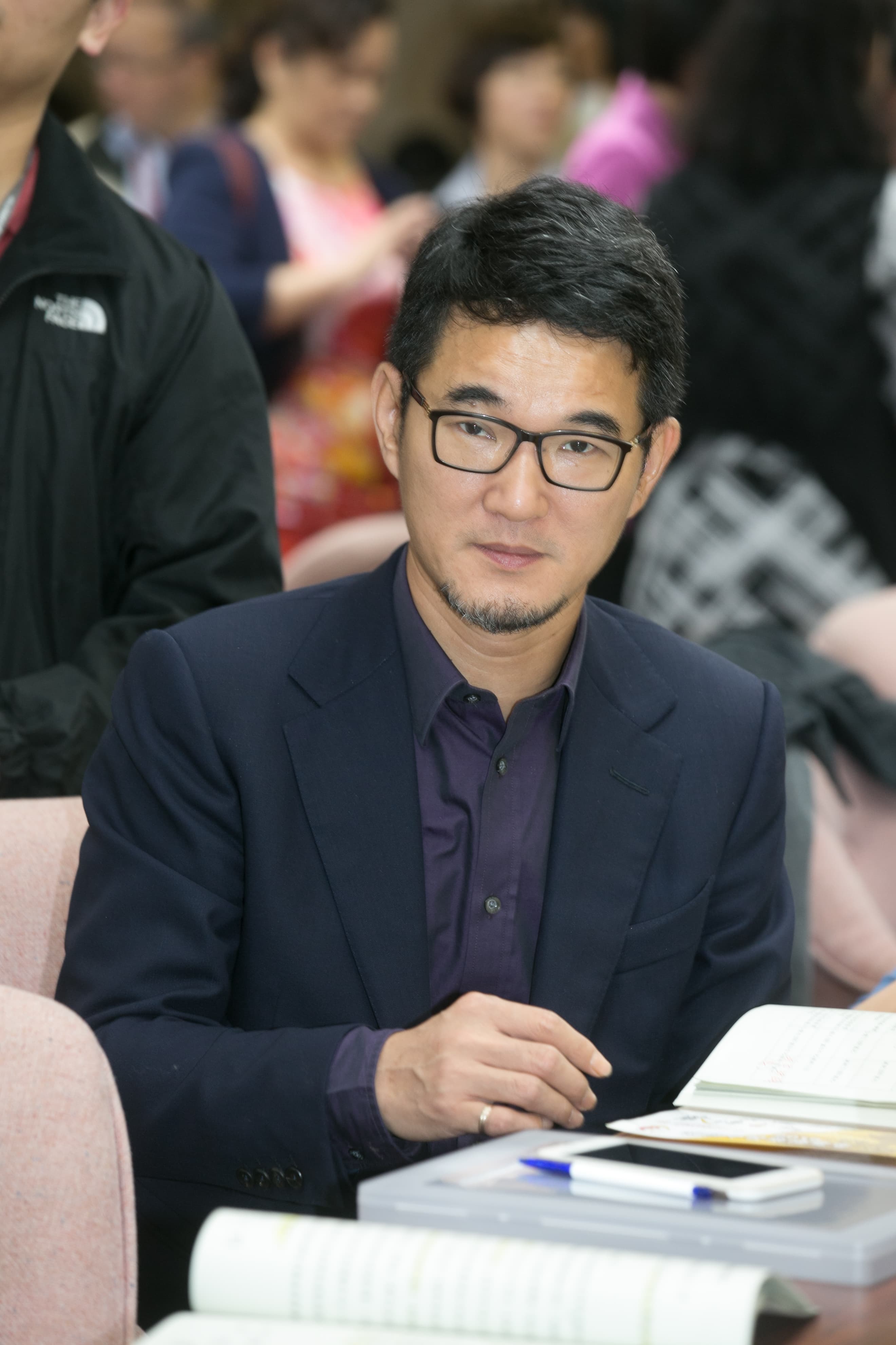 民進黨立委林淑芬、劉建國都因為《勞基法》修法時跑票,被迫離開衛環委員會。