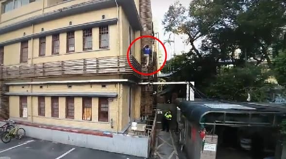 藍天行動聯盟祕書長繆德生(紅圈者)攀爬外牆時重摔,經過數天搶救醫院宣判腦死,5日拔管離世。(警政署提供)