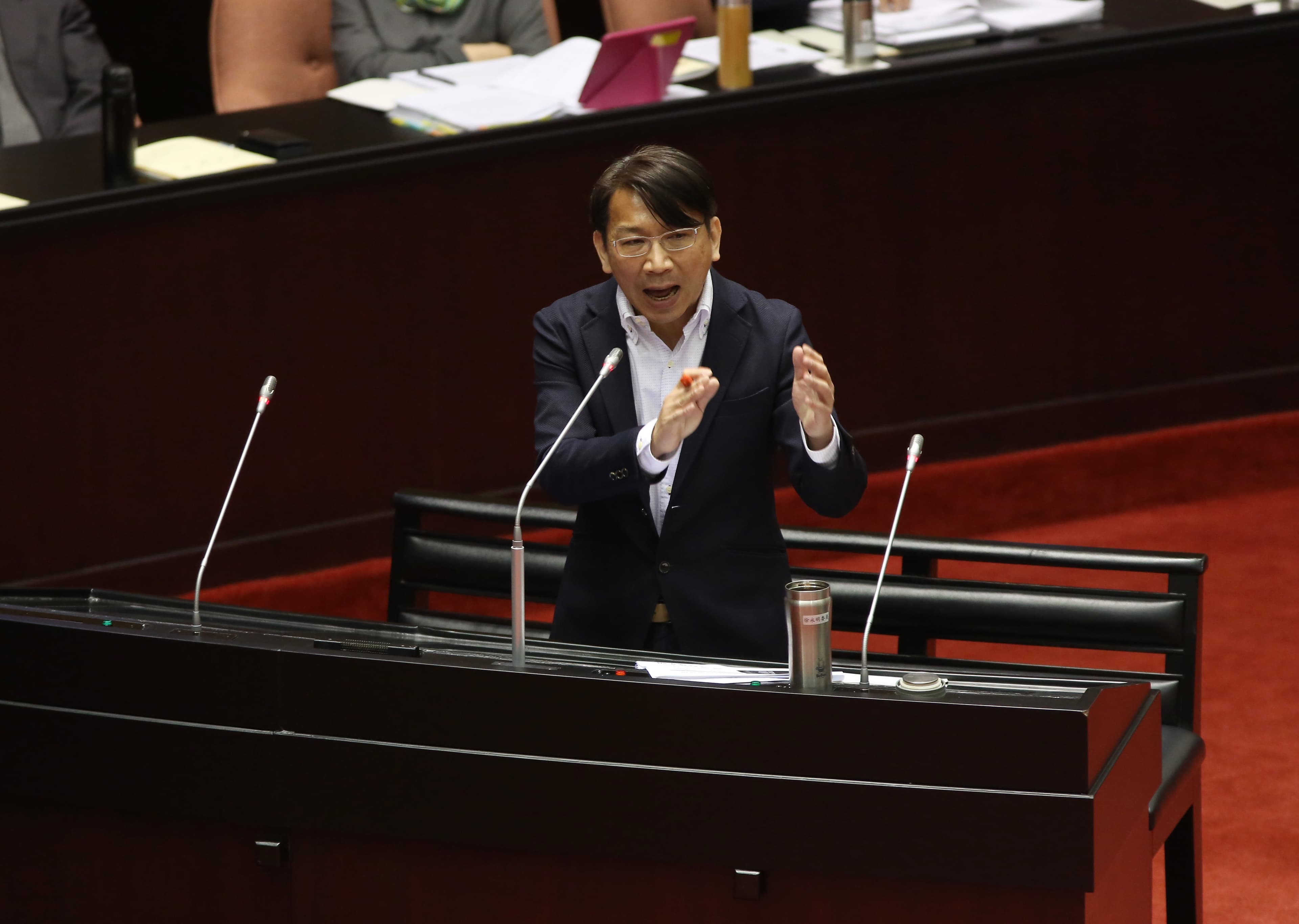 時代力量立委徐永明質詢行政院長賴清德。