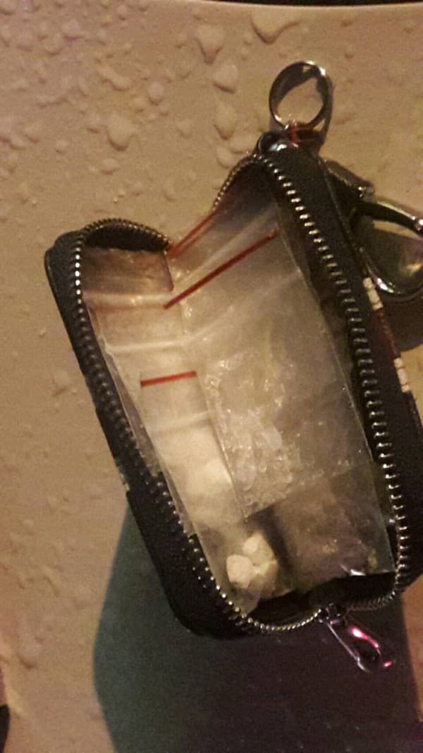警方在王男身上的包包起出毒品。(警方提供)