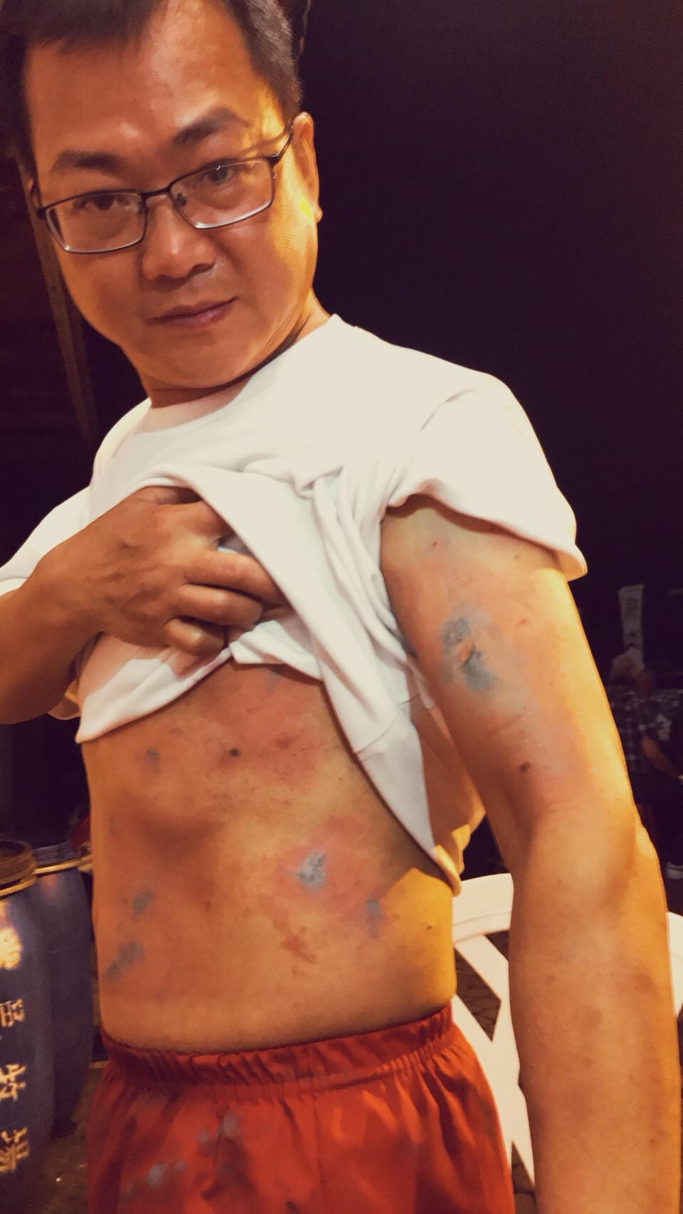 黃朝亮導演親身上陣,體驗狂轟濫炸的威力!(黃朝亮提供)