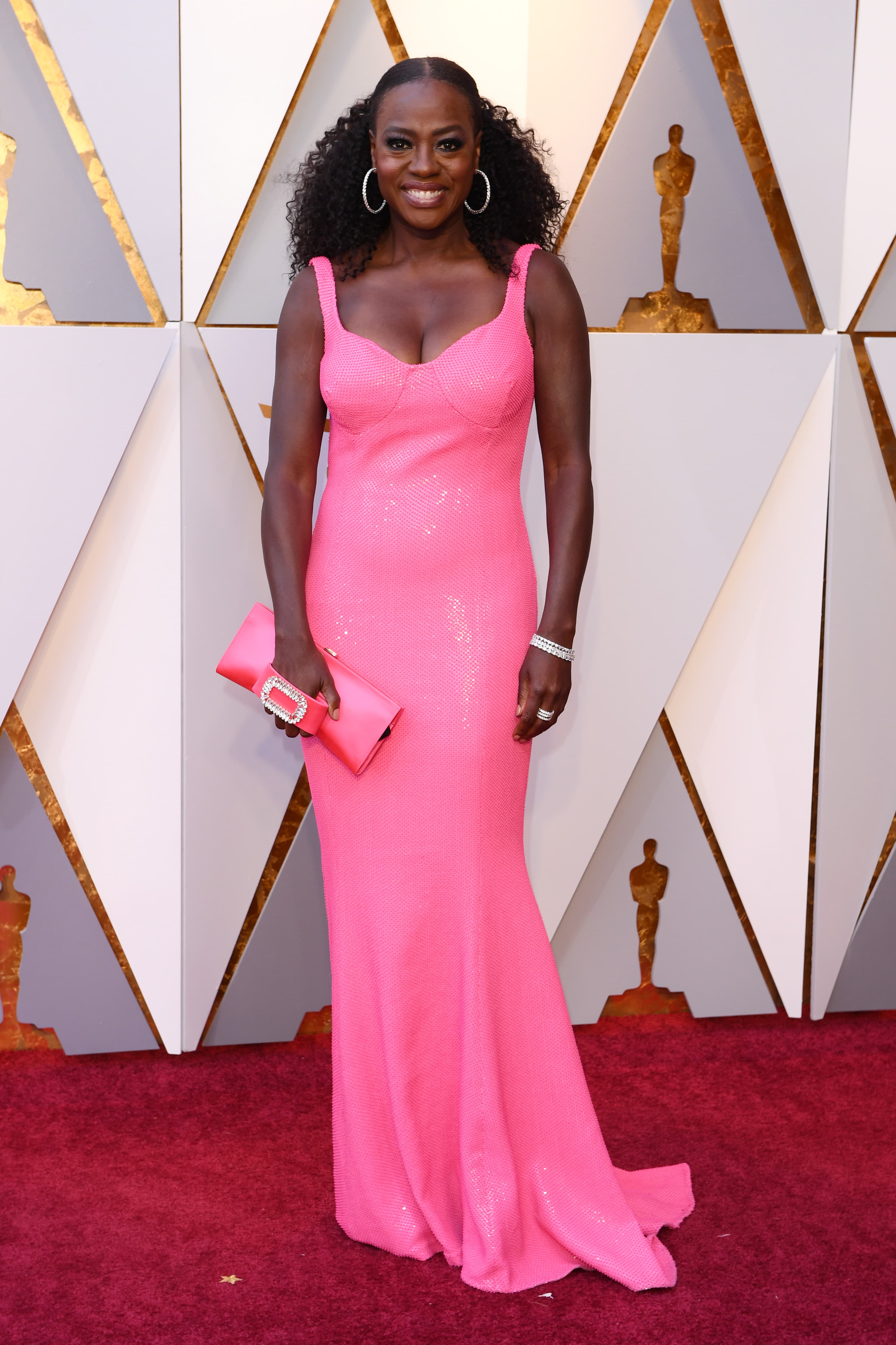 曾以《藩籬》一片拿到最佳女配角的薇拉戴維斯,一改《謀殺入門課》給人的嚴肅印象,用粉色系列,加上頗有70年代復古風格的髮型,顯得年輕又狂野。(東方IC)