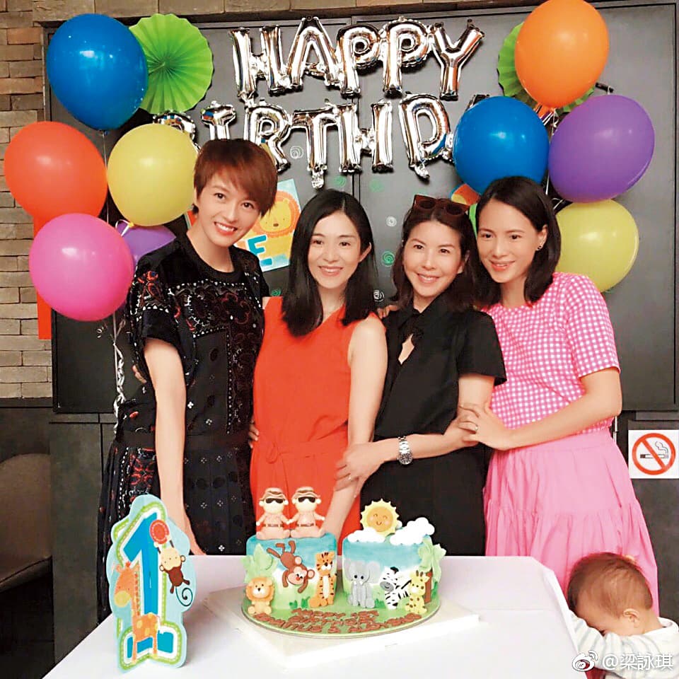 上個月,梁詠琪(左起)為了好友楊采妮雙胞胎兒子1歲生日,與好友許茹芸、李心潔特地飛到新加坡提前慶生。(翻攝自梁詠琪微博)