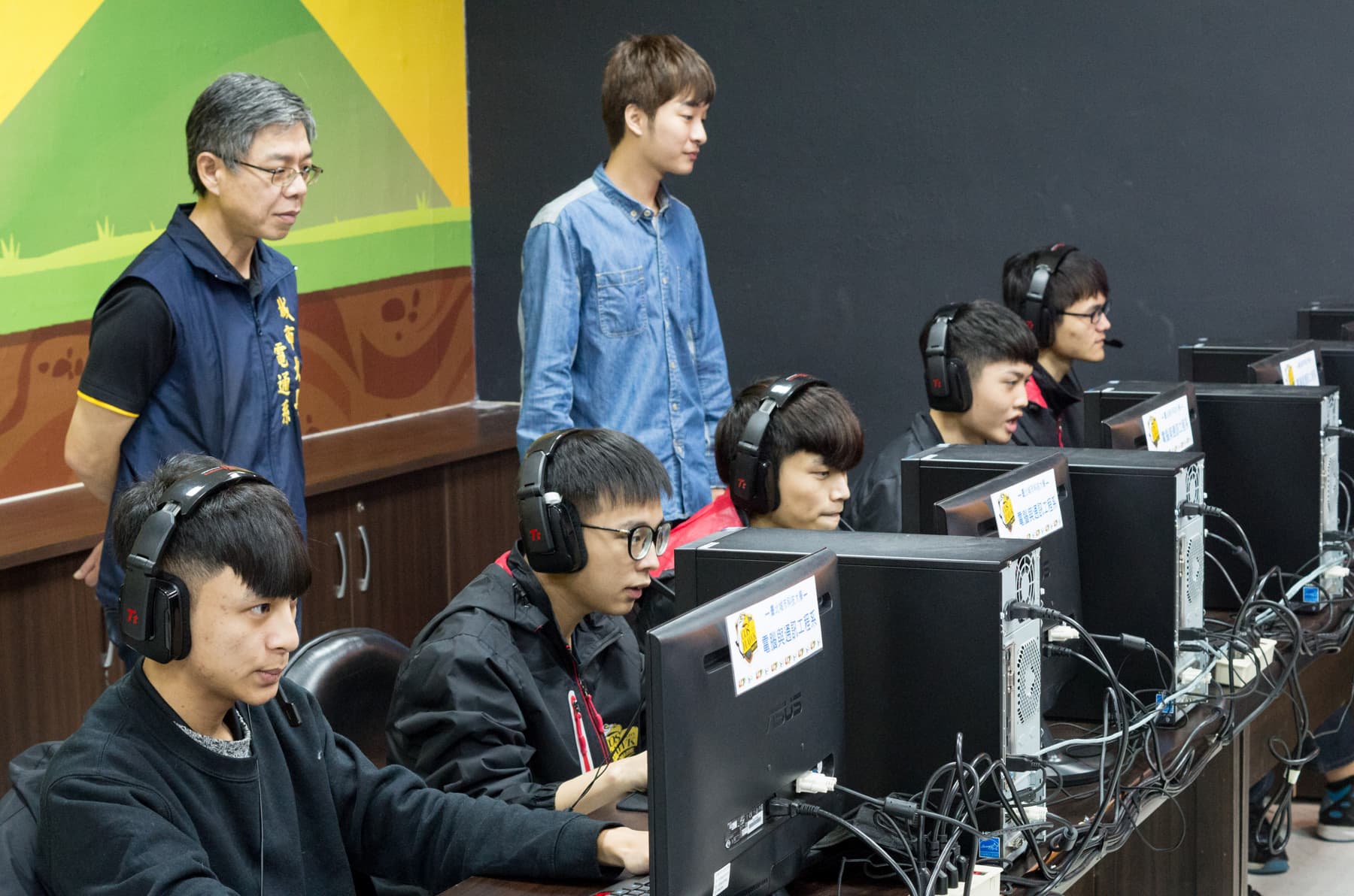 「城市蒼鷹」的《英雄聯盟》戰隊,五位選手由左至右分別為施韋丞(上路)、廖佳興(打野)、詹益炫(中路)、陳柏翰(AD)、洪勝郁(輔助),站立者為詹勳鴻及教練周奕傑(右)。