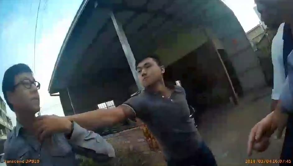 一群人完全不管楊姓員警穿著制服正在值勤,竟然追打楊姓員警,事後還涉嫌關說,態度相當囂張。(警方提供)