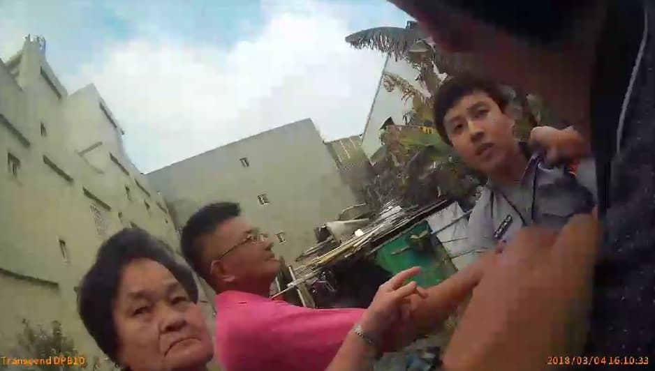 穿粉紅色上衣的是農會總幹事的老公,在混亂中也伸手介入糾紛。(警方提供)
