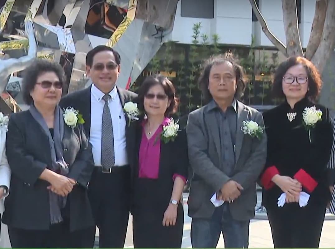 華視董事長陳郁秀(右一)跟民視董事長郭倍宏(左二)交情匪淺,「華視小民視化」因此讓人臆測,不免用放大鏡去看。