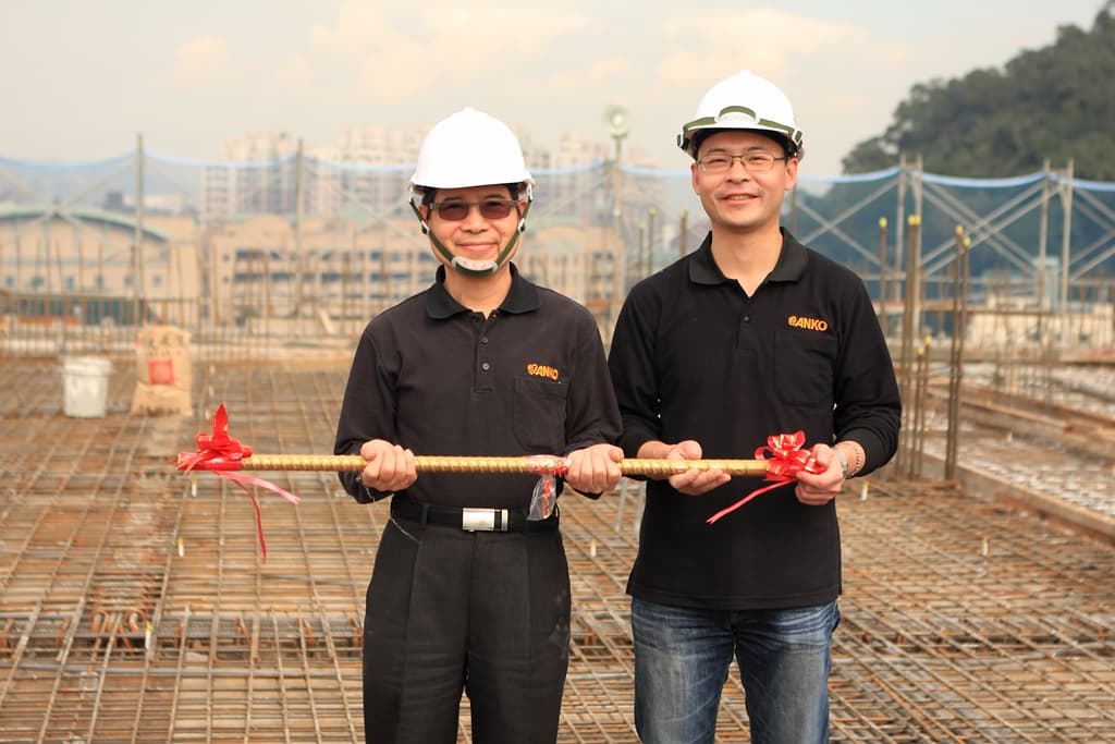 三峽工廠興建時，總經理歐陽志成（右）剛掌管公司，內外壓力夾擊下，他得憂鬱症爆瘦8公斤。