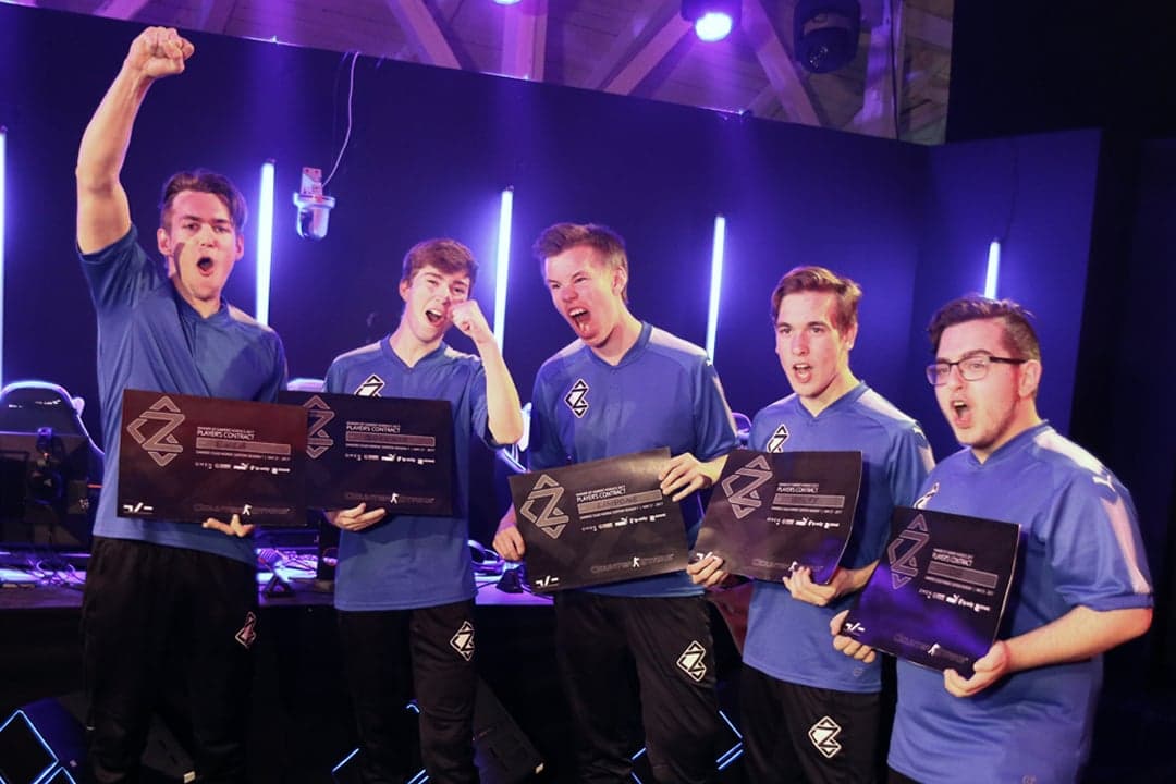 第一季獲勝隊伍,依序為 Ensa 、 Queenix 、 Limpone 、 Wolfy 與 DH 。開心頒獎,沒想到 10 個月後,連替代的獎金都還沒全部拿到。 (GAMERZ 節目畫面)